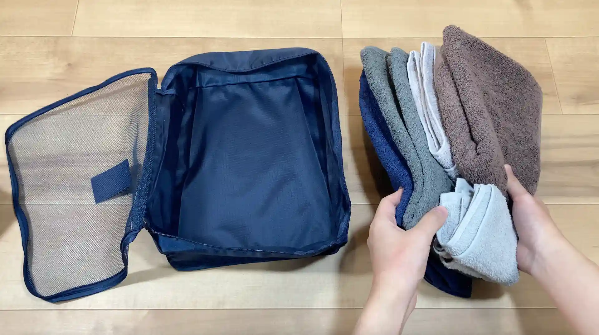 ダイソーのトラベル収納ケースセットに含まれていたメッシュケースMサイズと衣服