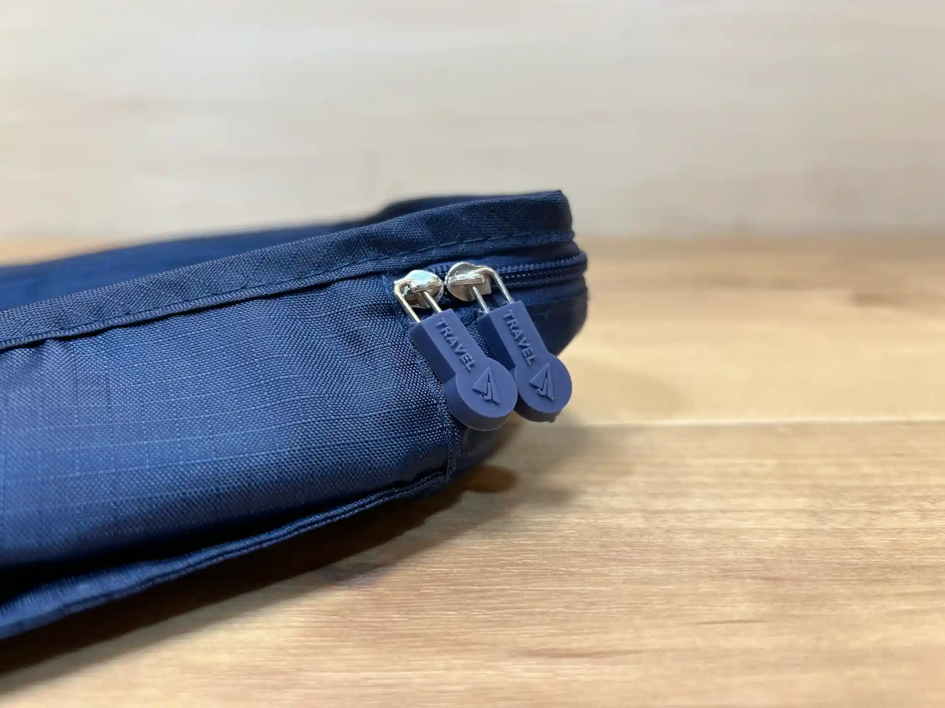 ダイソーのトラベル収納ケースセットに含まれていたメッシュケースのファスナー金具
