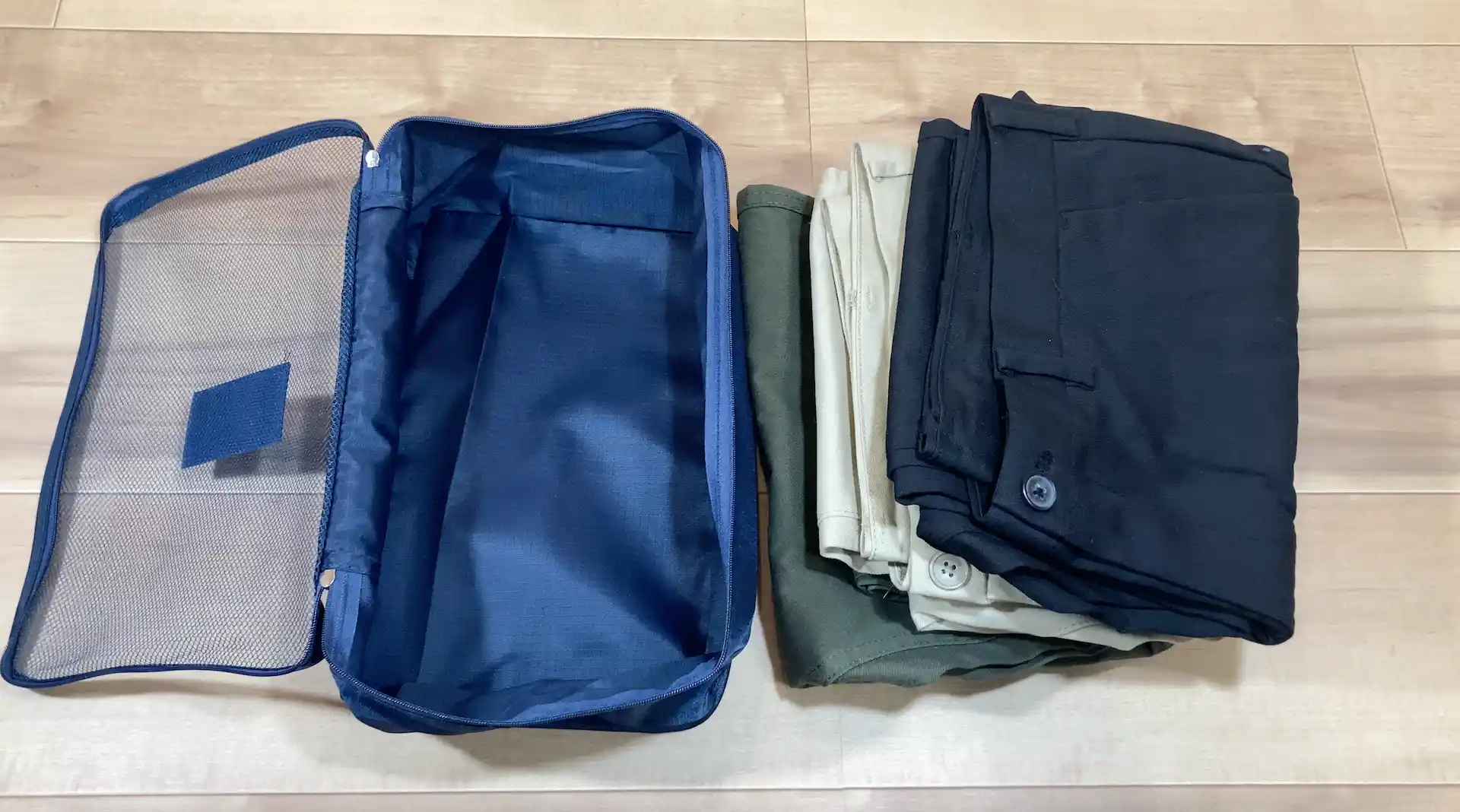 ダイソーのトラベル収納ケースセットに含まれていたメッシュケースSサイズと衣服