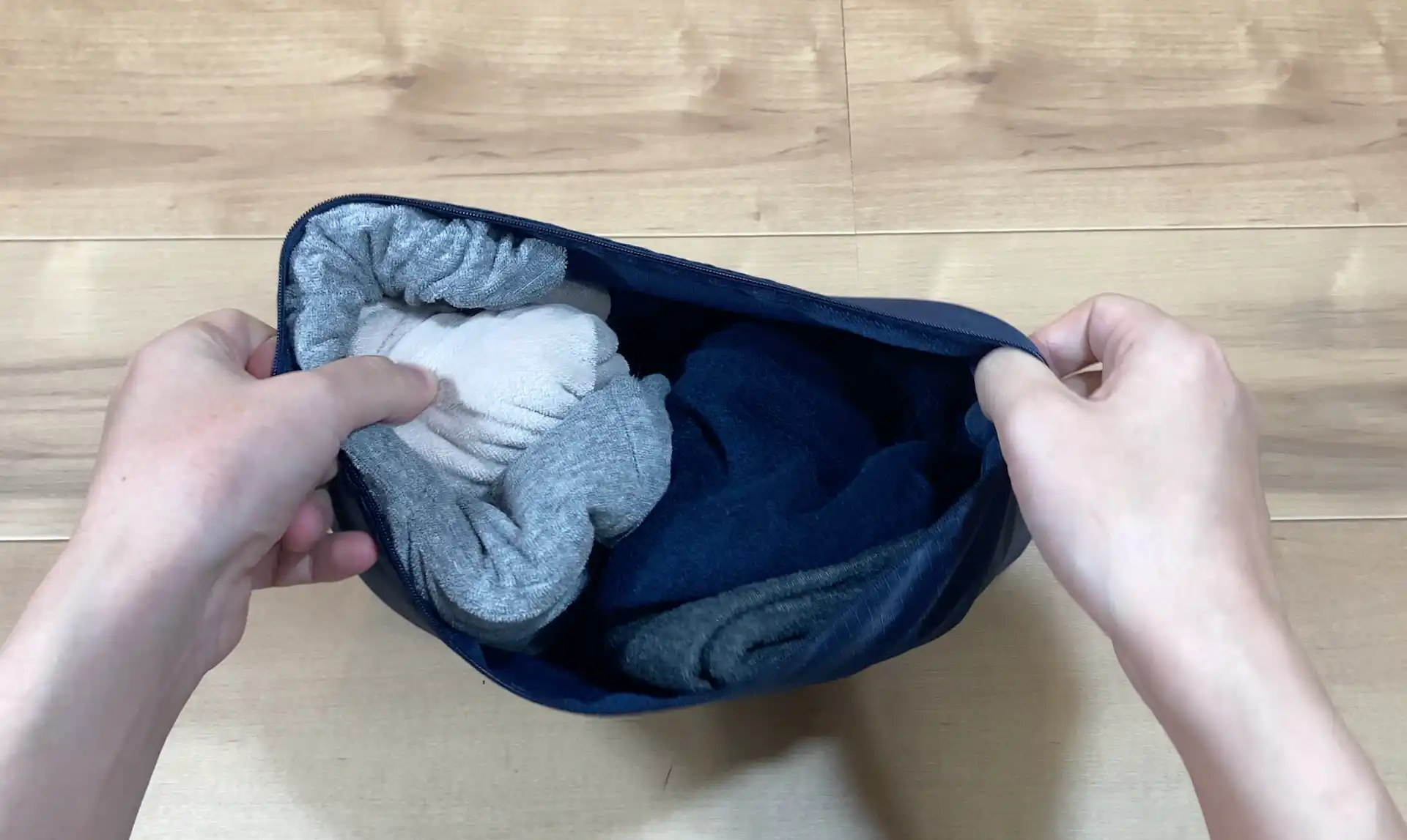 ダイソーのMサイズポーチに収納された薄手のパジャマ上下セット