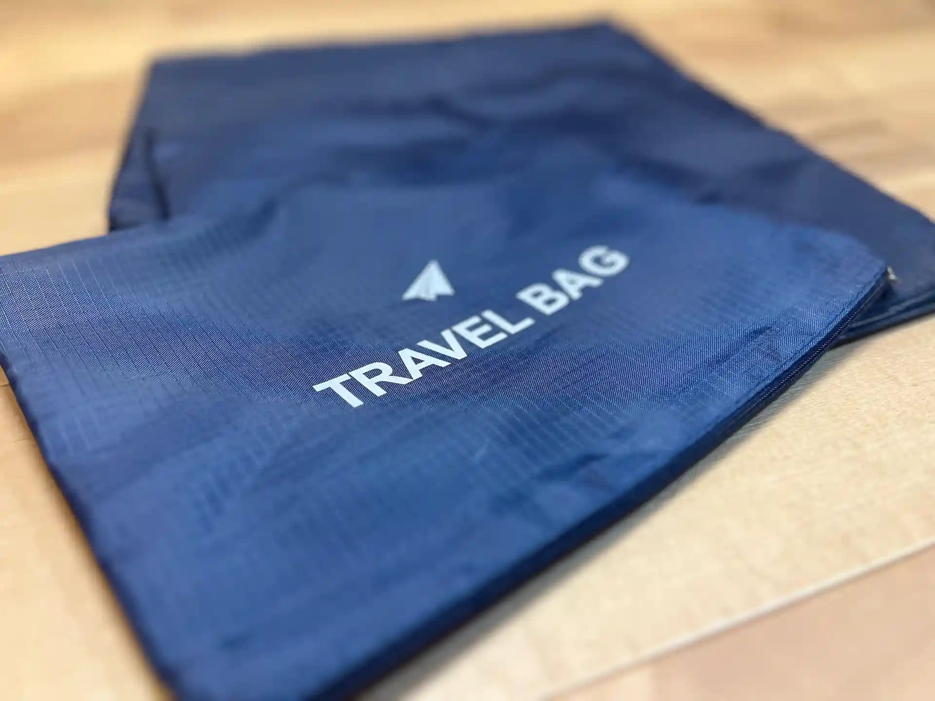 ダイソーのトラベル収納ケースセットに含まれていた3つのポーチ,ダイソーのトラベル収納ケースセットに含まれていたメッシュポーチに書かれたロゴ,