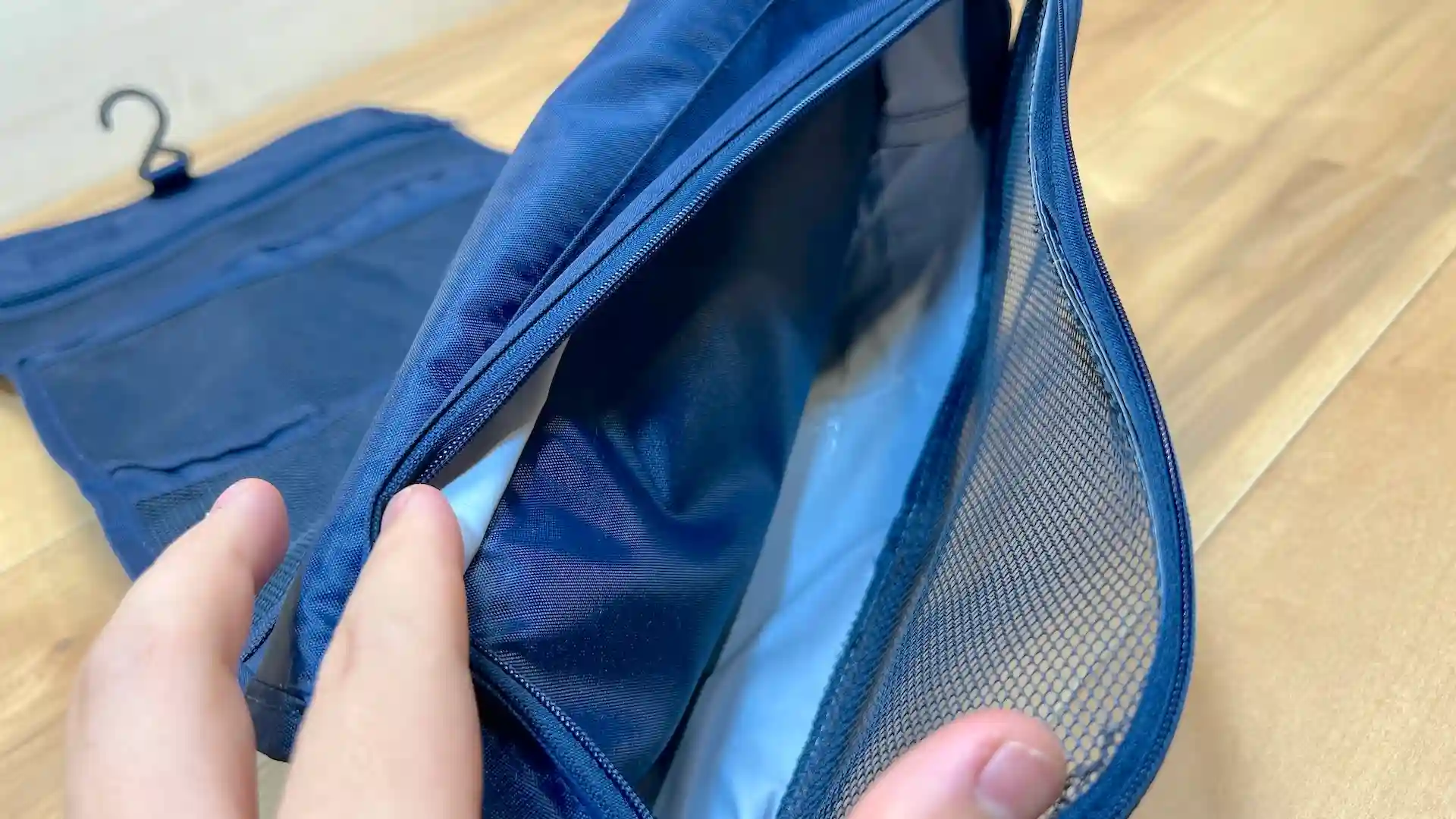 ダイソーのひっかけフック付きトラベル収納ケースのポーチ内部