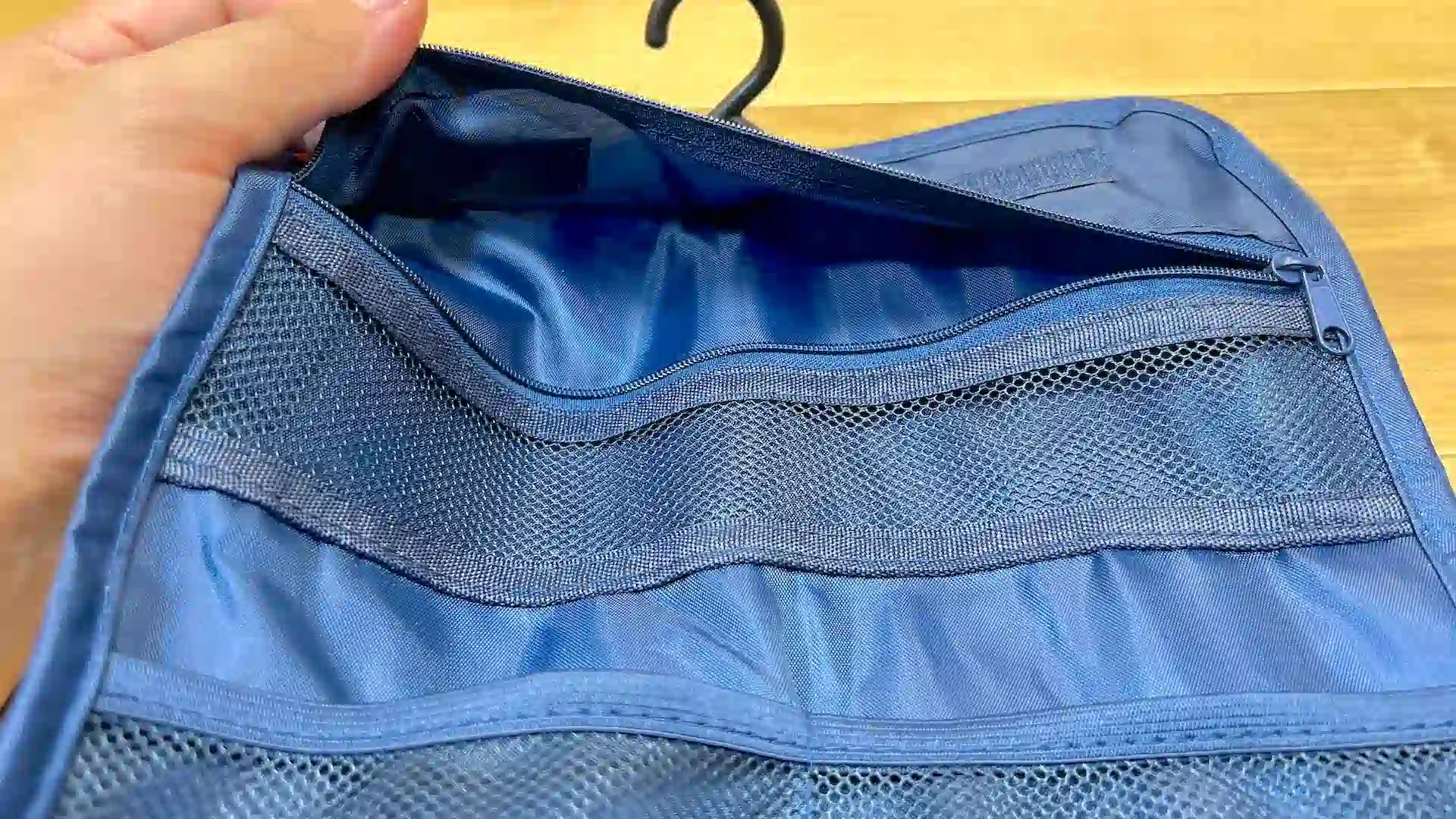 ダイソーのひっかけフック付きトラベル収納ケースの上ポケット