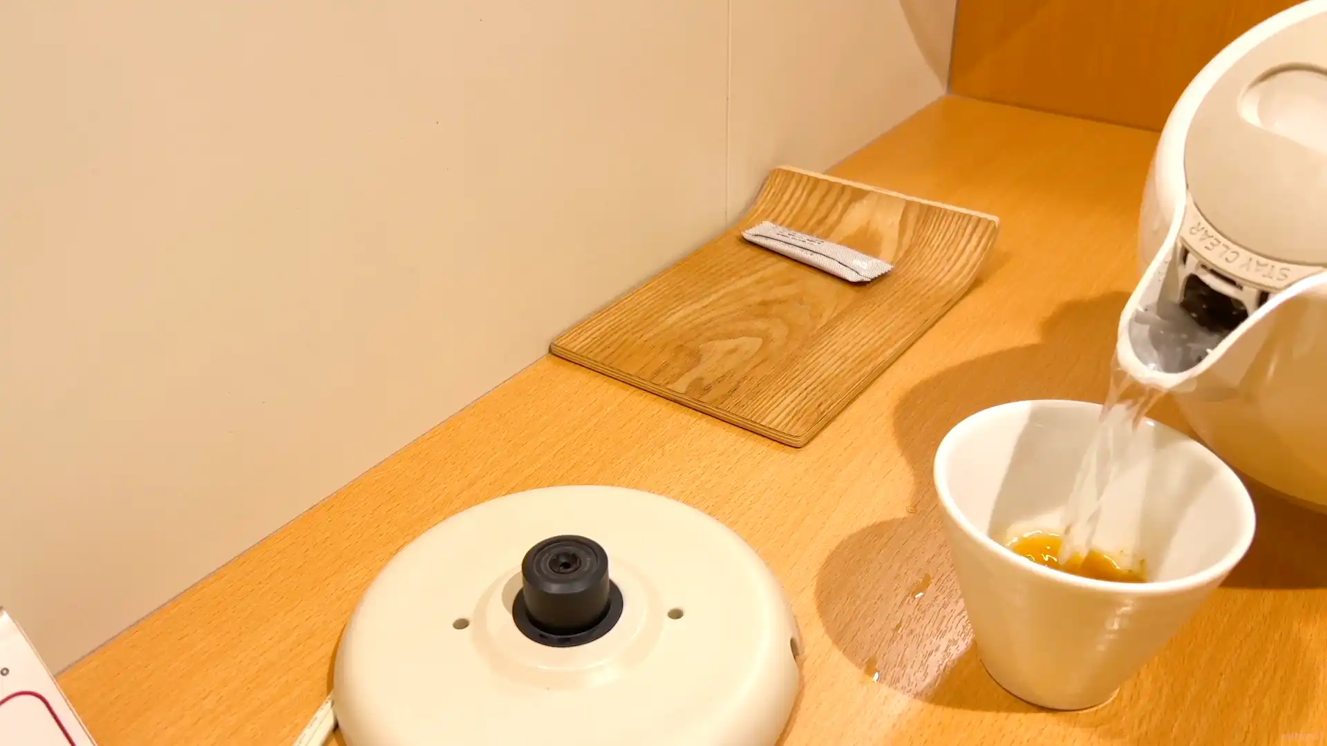 部屋に置いてあった電気ケトルでお茶を作っている様子