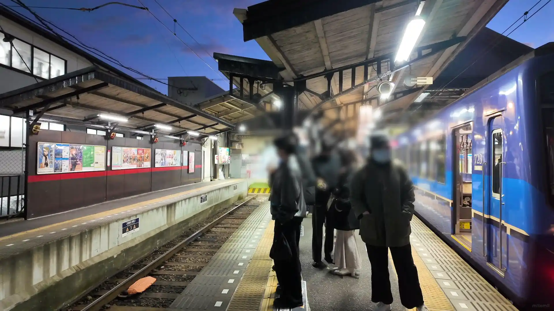 出町柳駅構内に並ぶ乗客