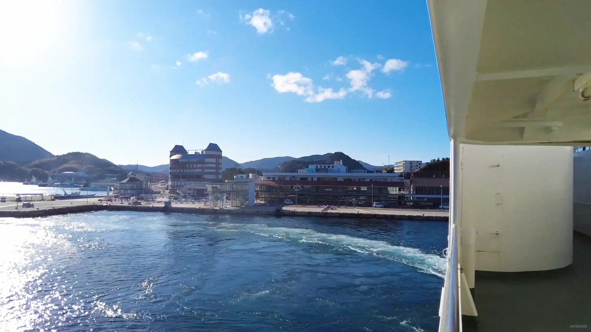 西郷港を出港する隠岐汽船「フェリーおき」