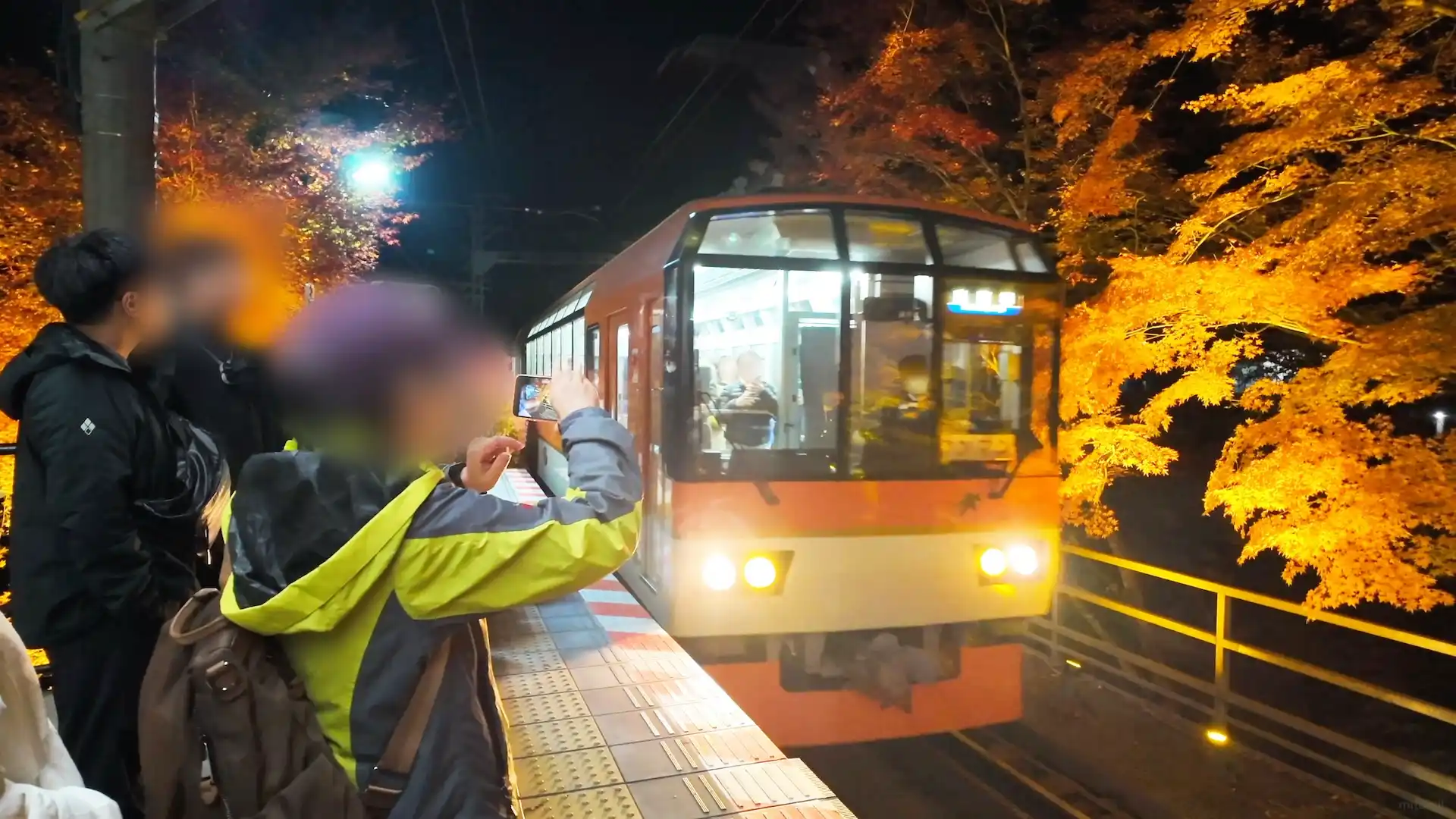 貴船口駅やってきた展望列車きらら