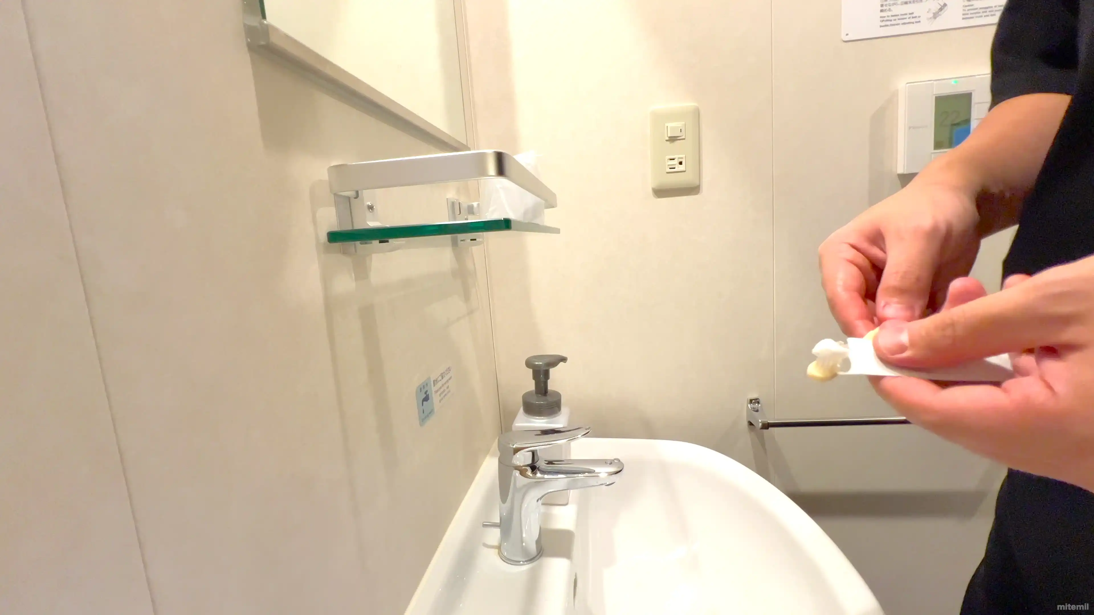 フェリーふくおか船内客室で歯を磨く様子