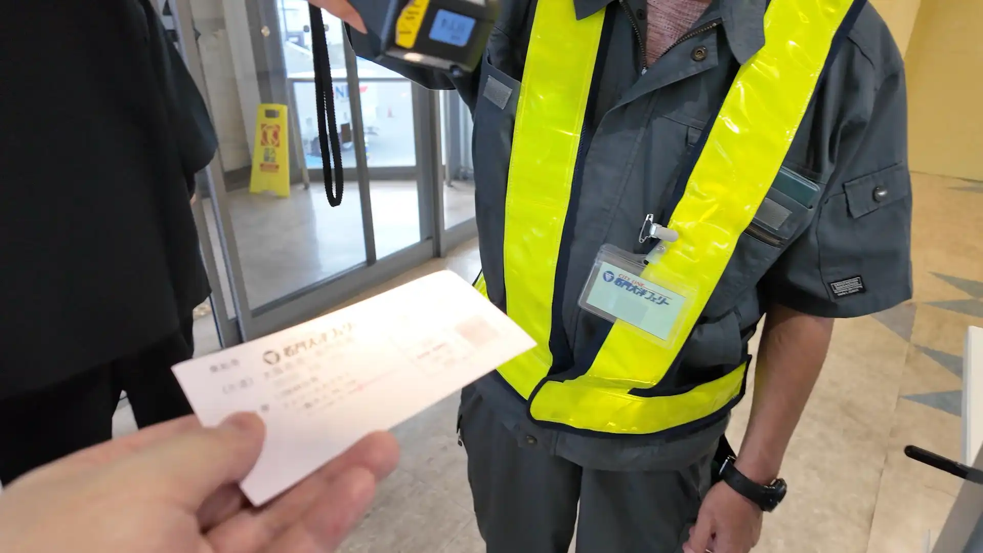 乗船券のチェックが行われているところ