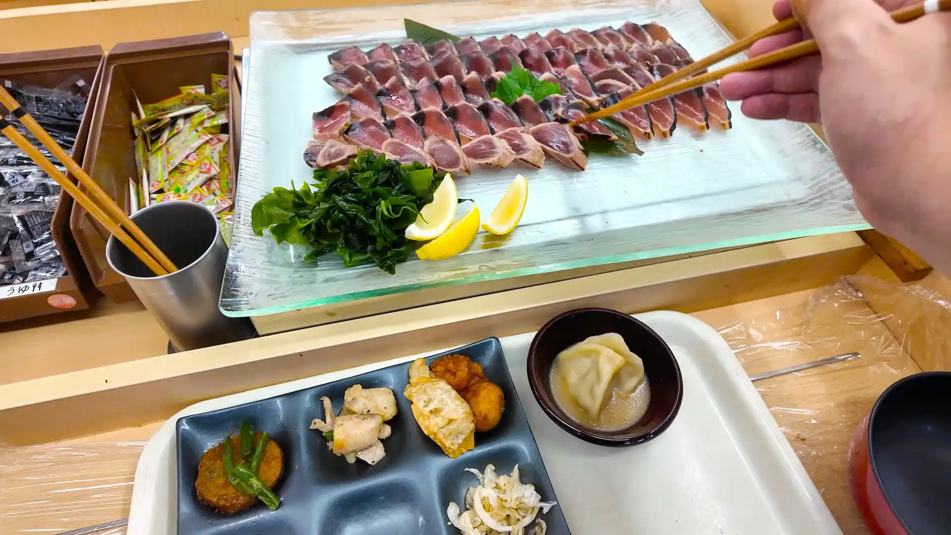 フェリーおおさかiiの展望レストランで鰹のタタキを取っている様子