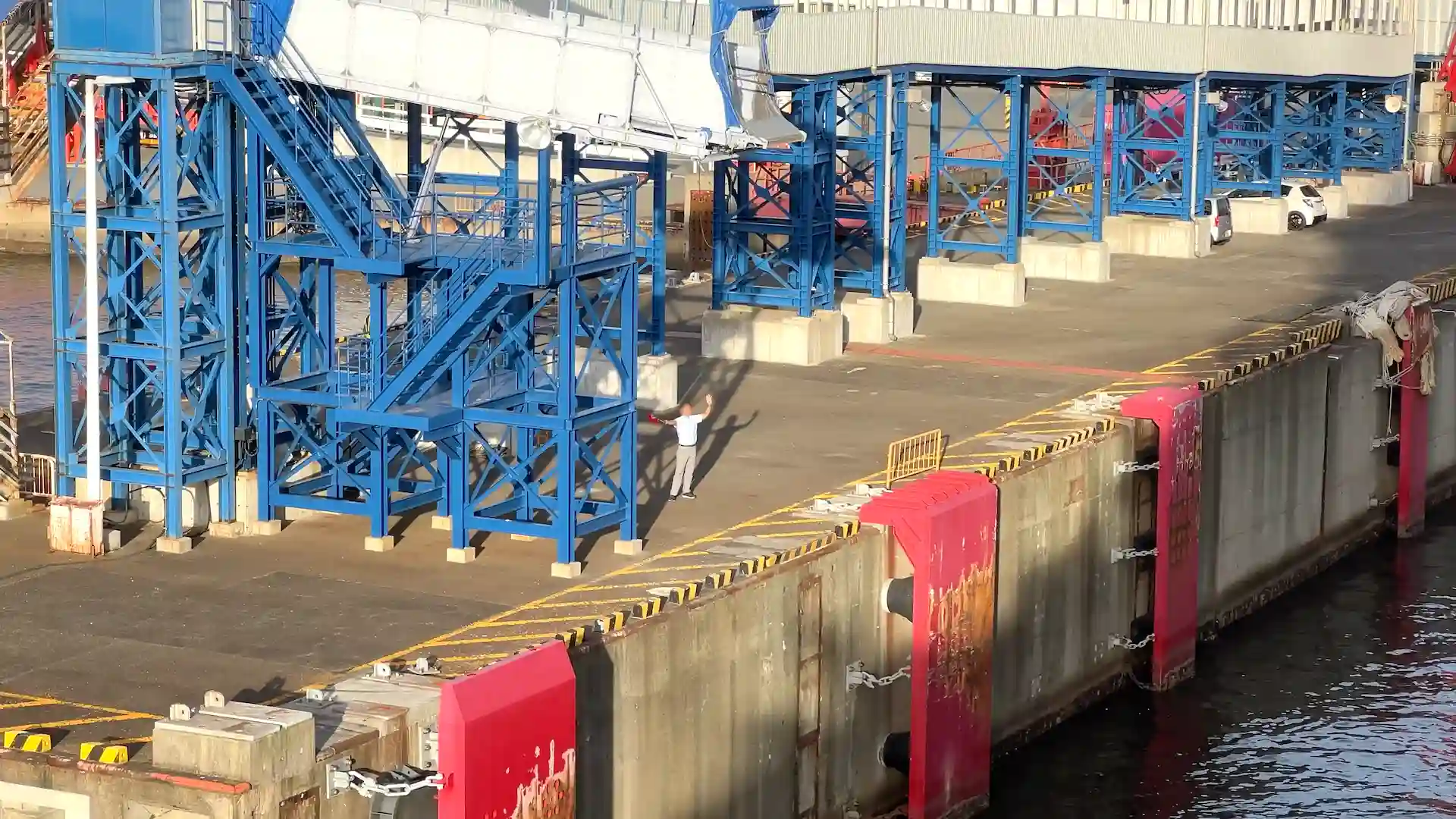 こちらに向かって旗を振っている名門大洋フェリーの職員