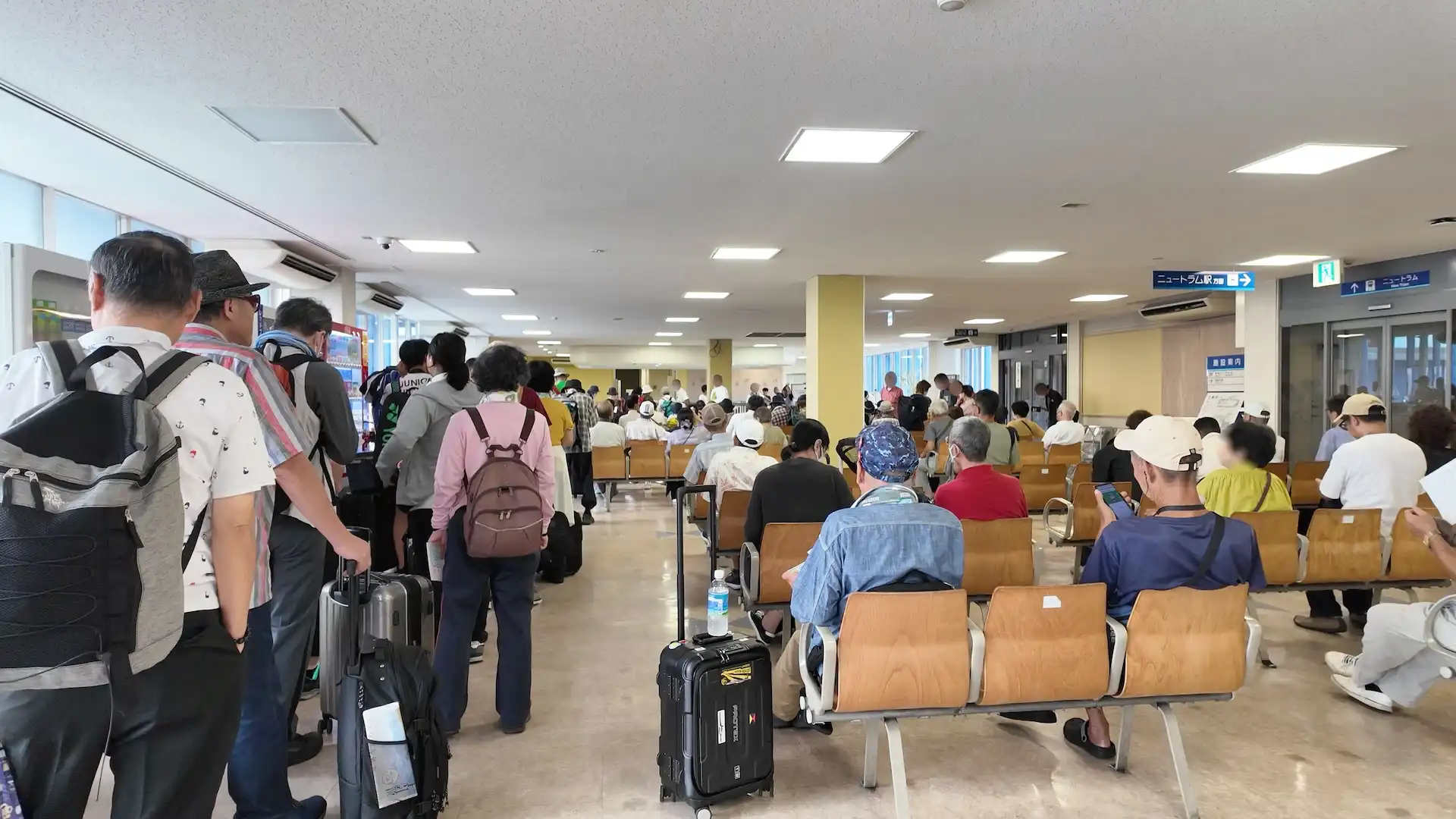 大阪南港フェリーターミナル内で待機している乗船客