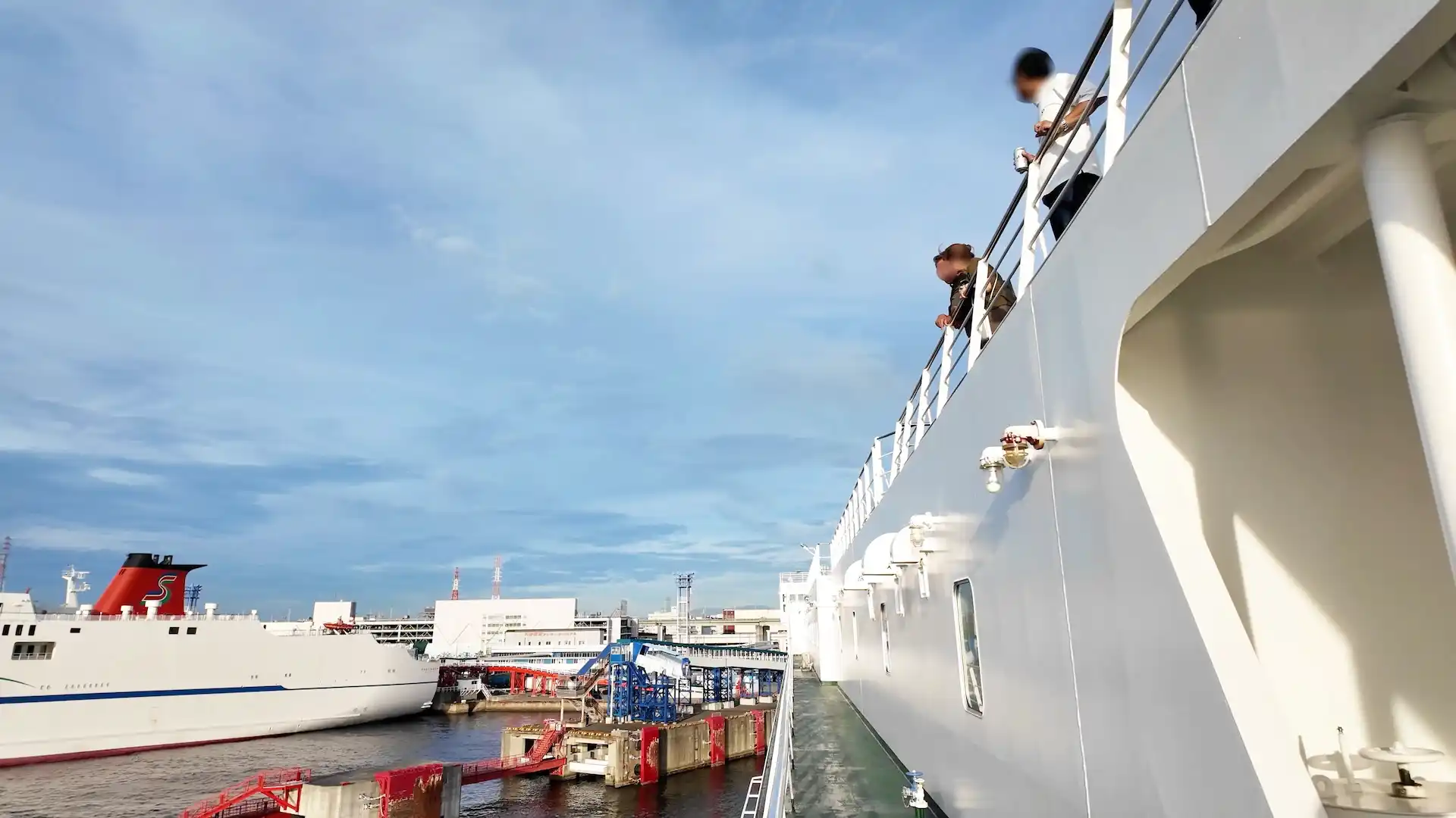 從渡輪大阪 II觀景甲板看到的大阪南港