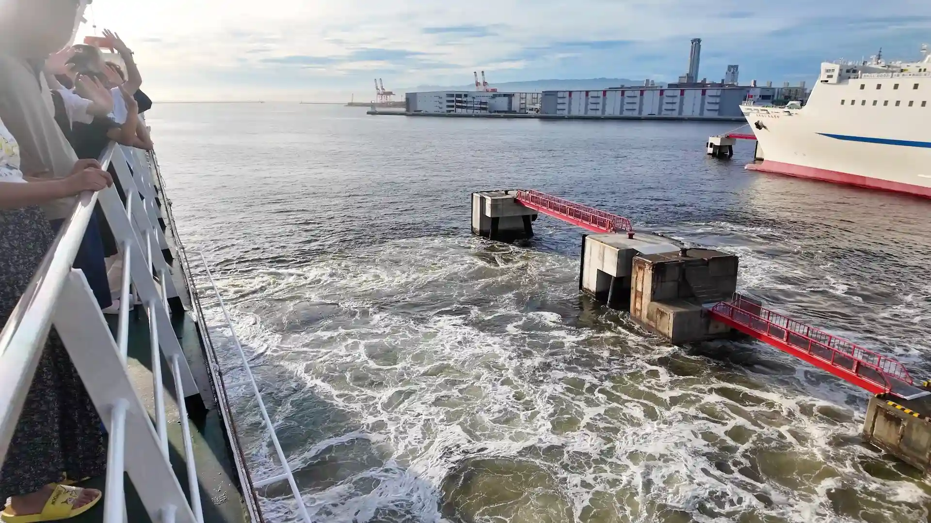 漩涡涡动的大阪南港海面