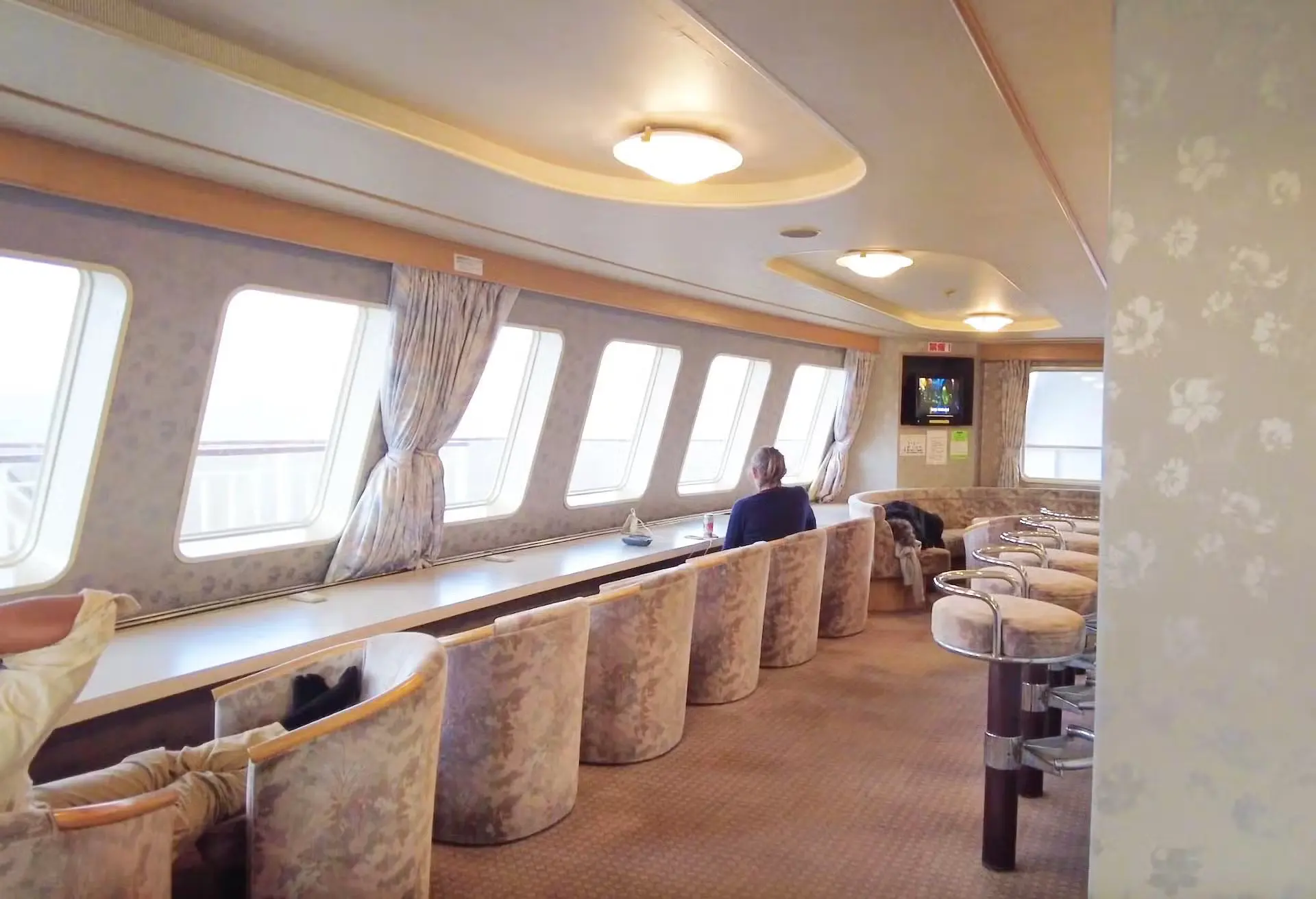 折田汽船屋久岛2号渡轮上的咖啡休息室。