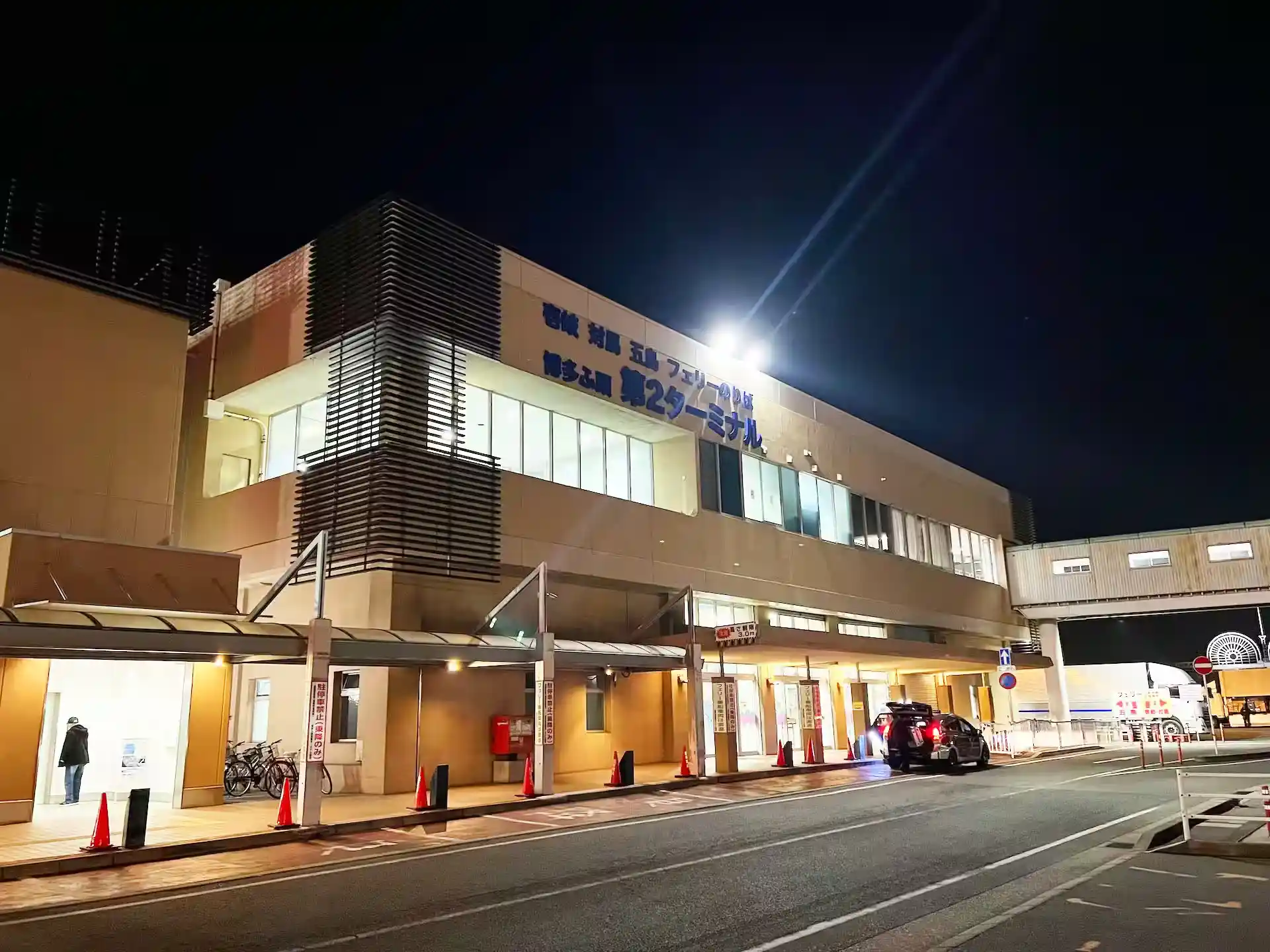 조명이 켜진 하카타 항 제2터미널