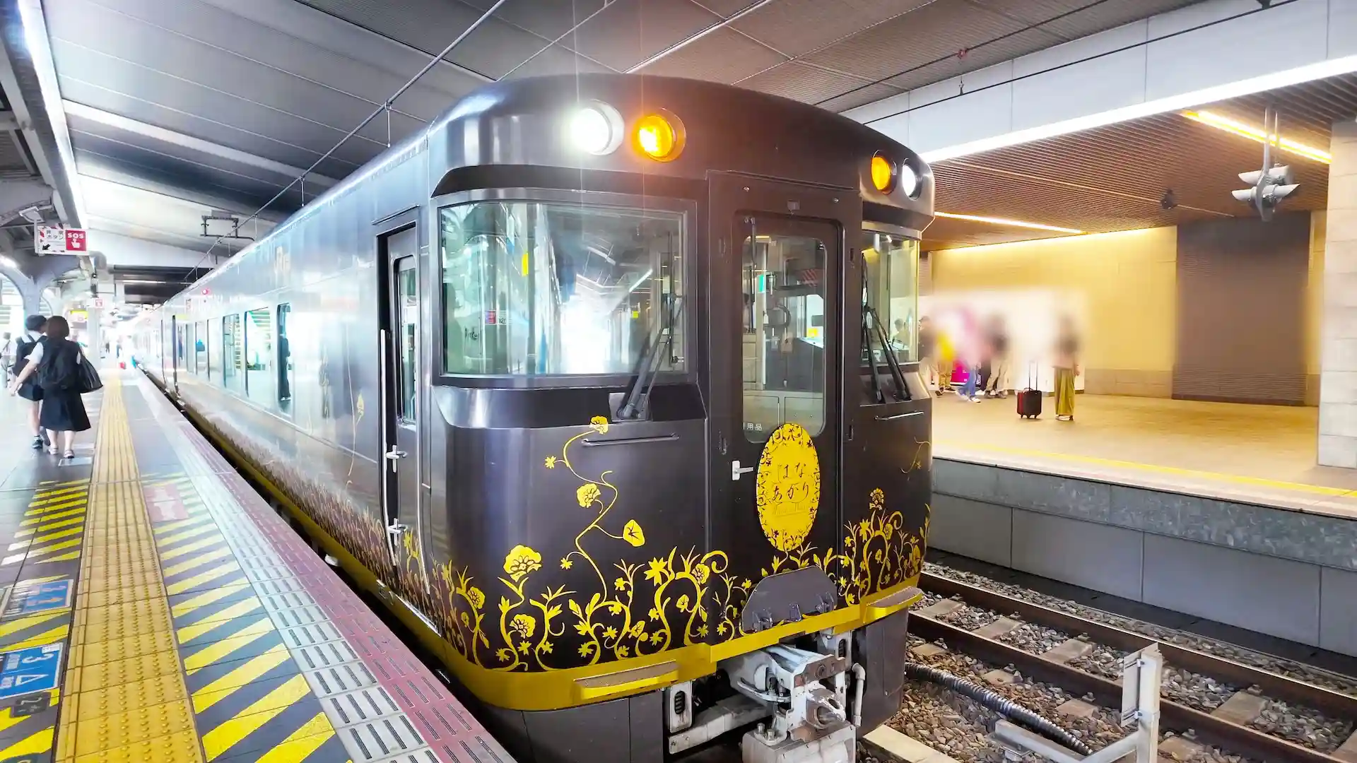 大阪駅に到着した観光列車「はなあかり」