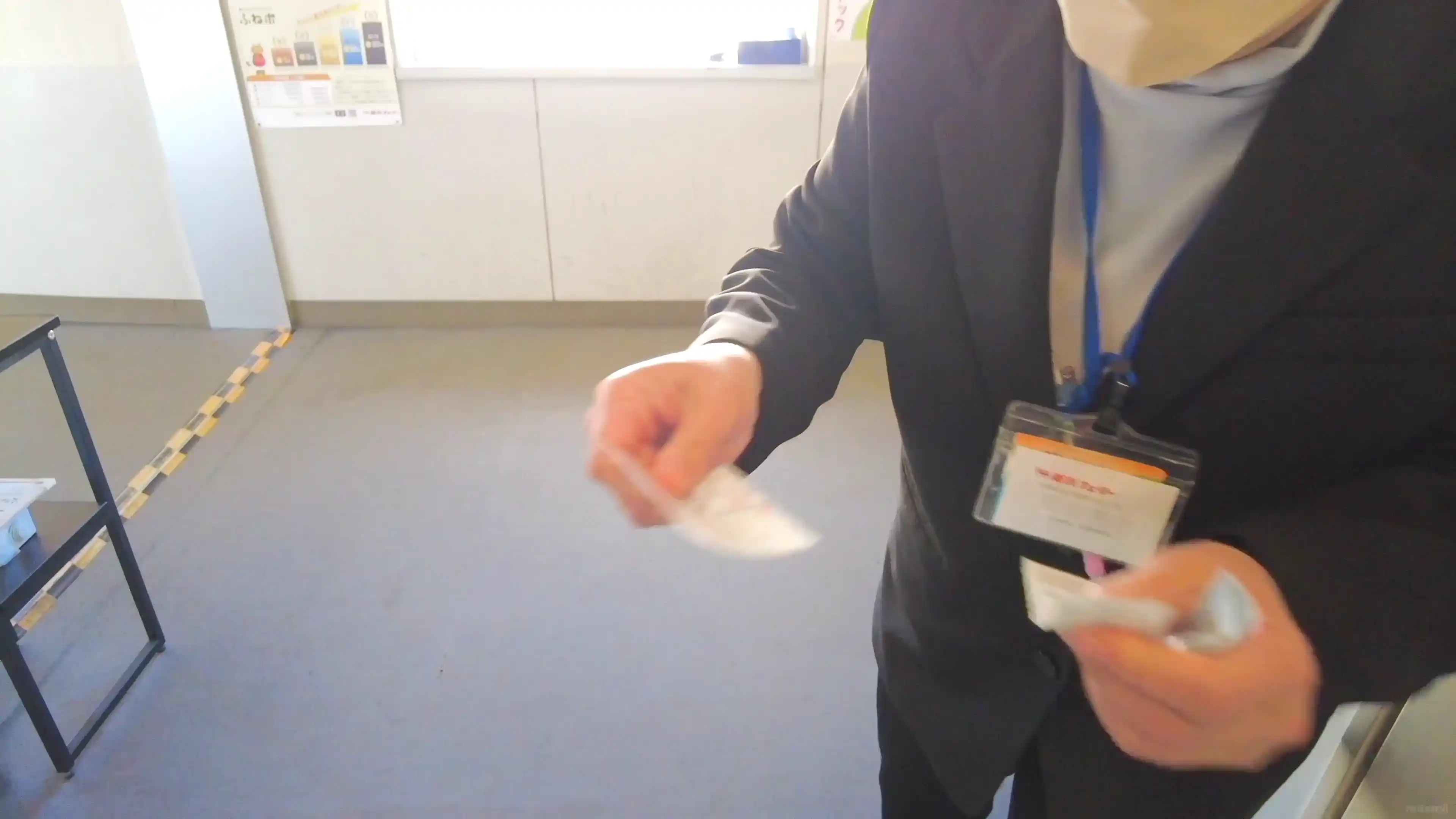 もぎり作業中の阪九フェリーの係員