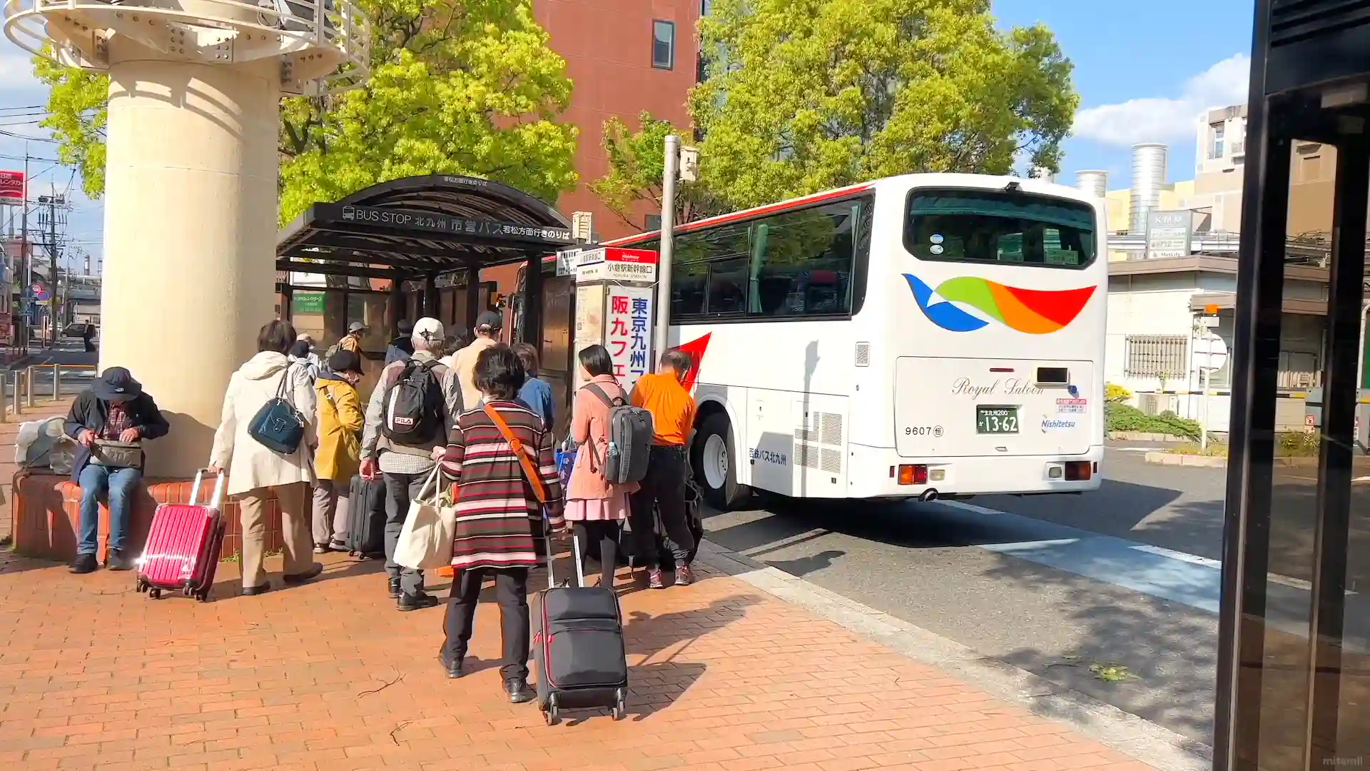 新門司港行きバスに乗り込むツアー客