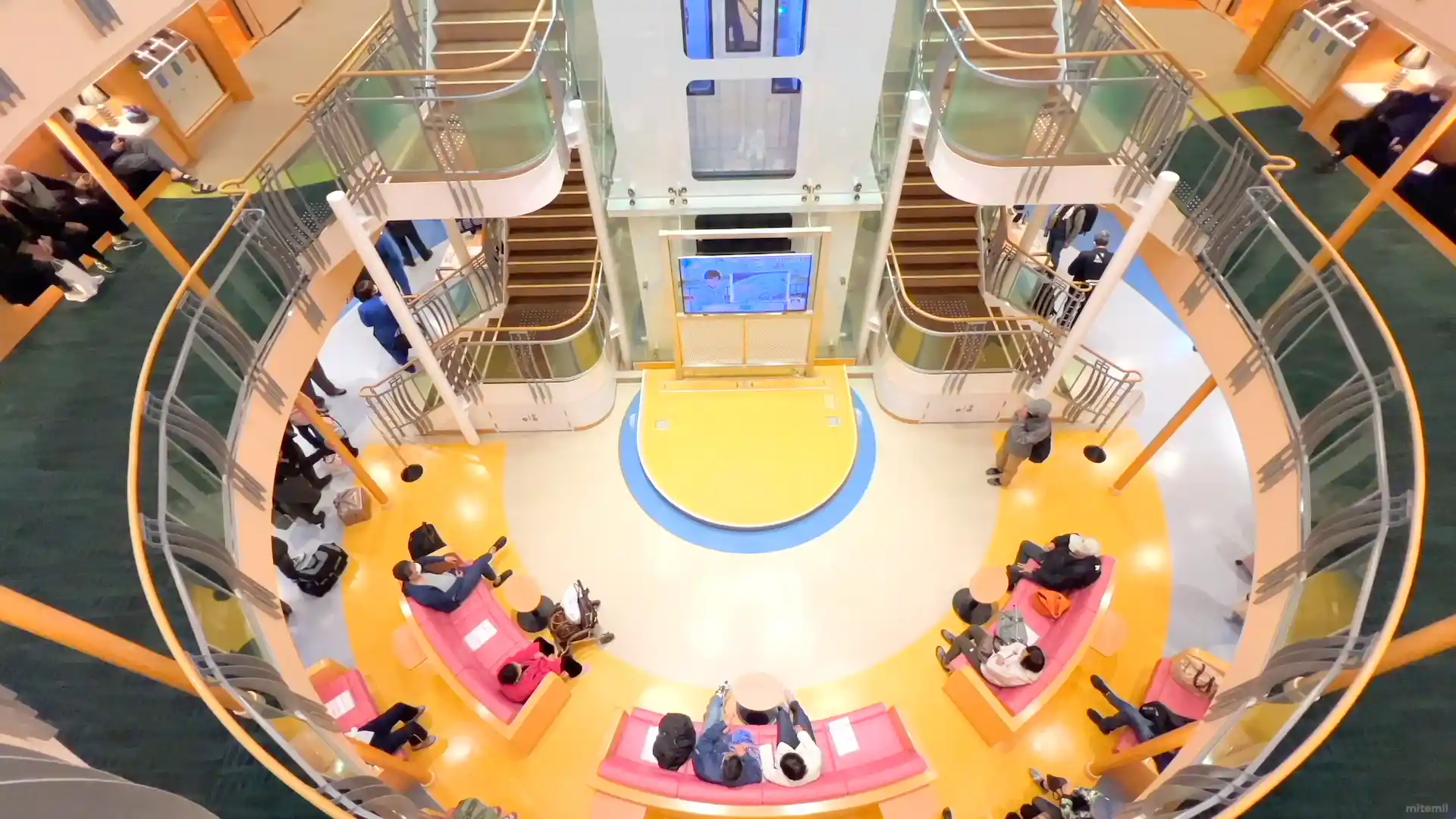 ロビーで待機している乗客