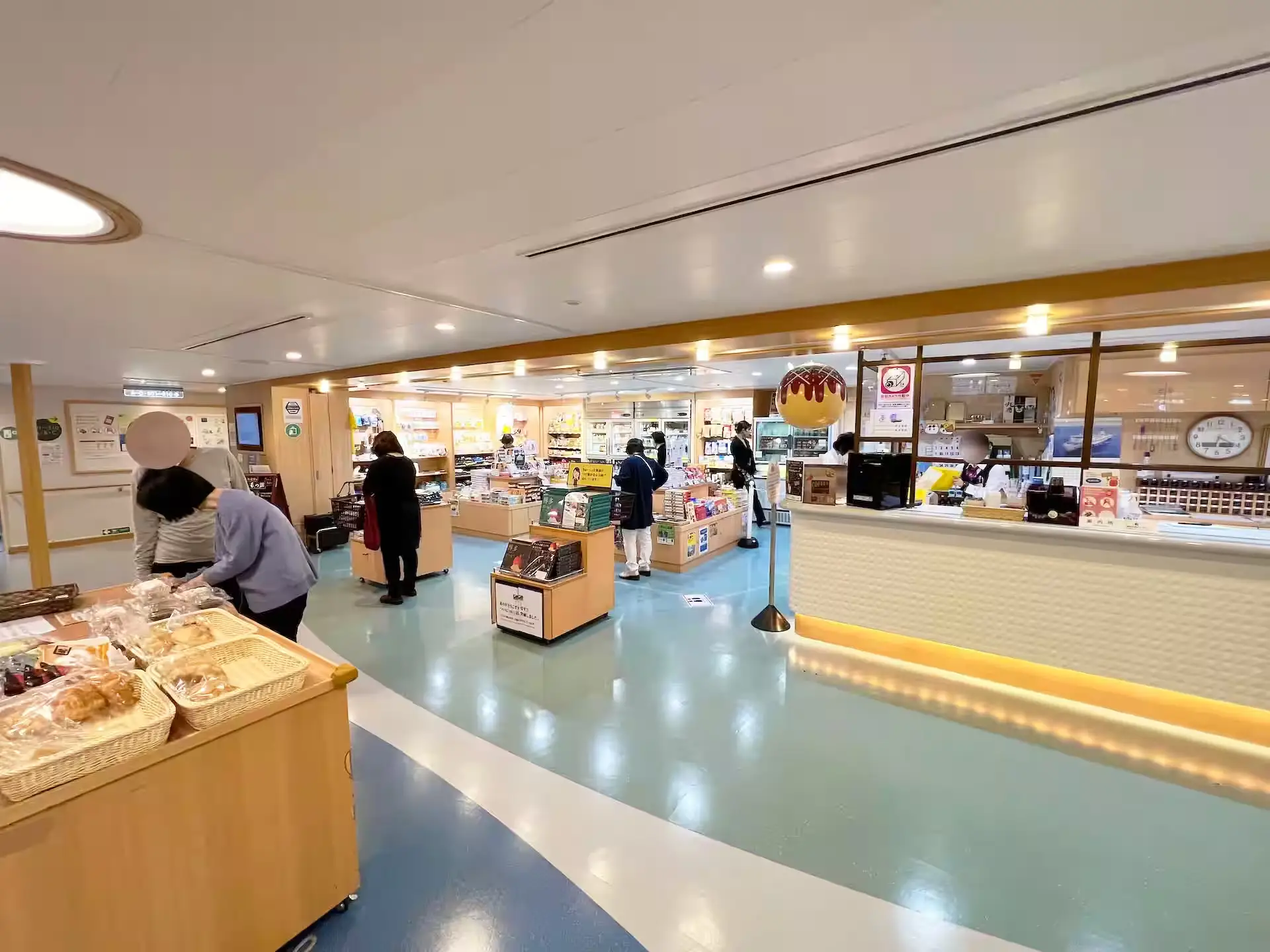 阪九渡轮響号上的信息中心和商店