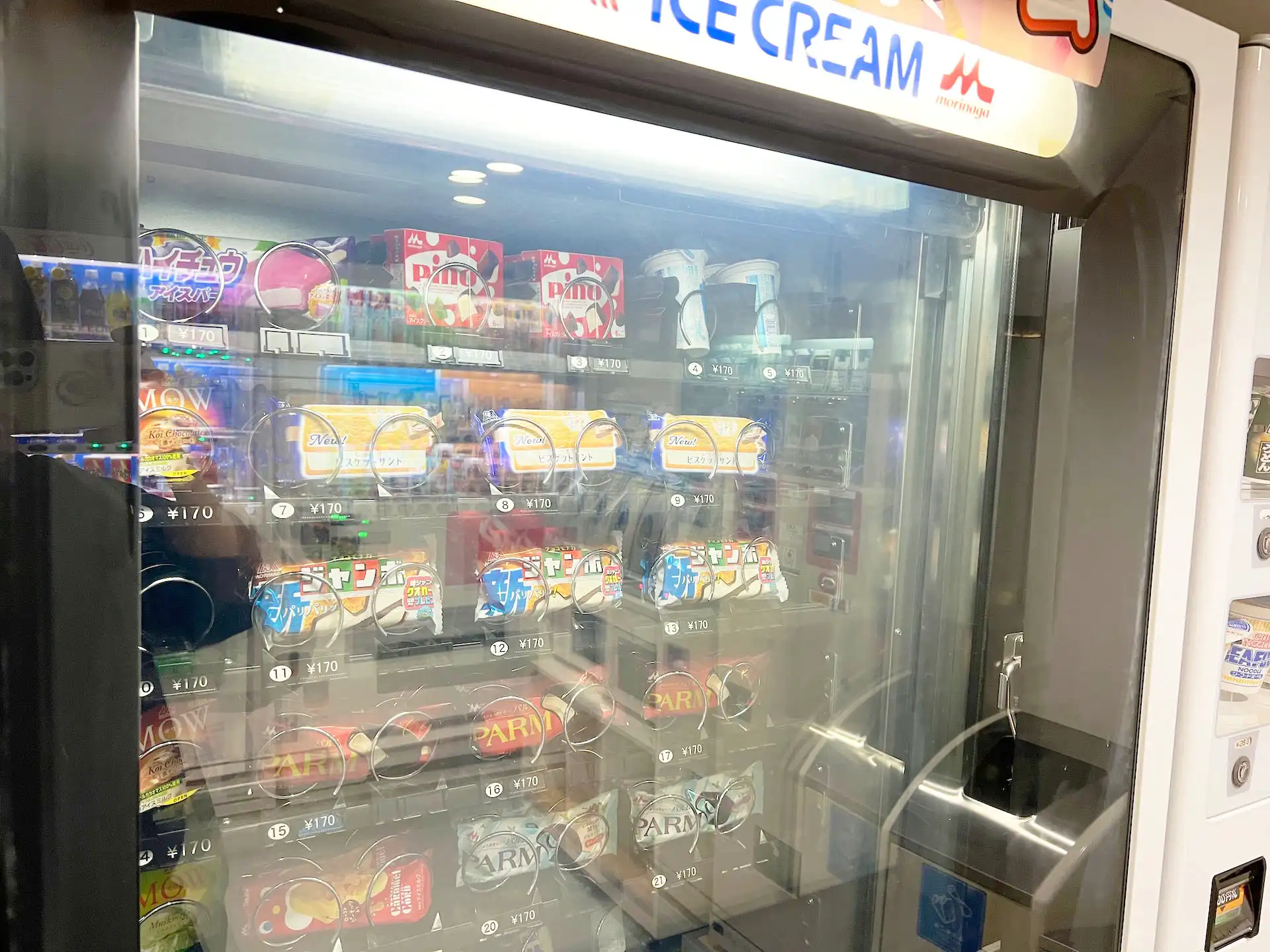 阪九フェリーひびき船内の自動販売機コーナーのアイスクリーム自販機