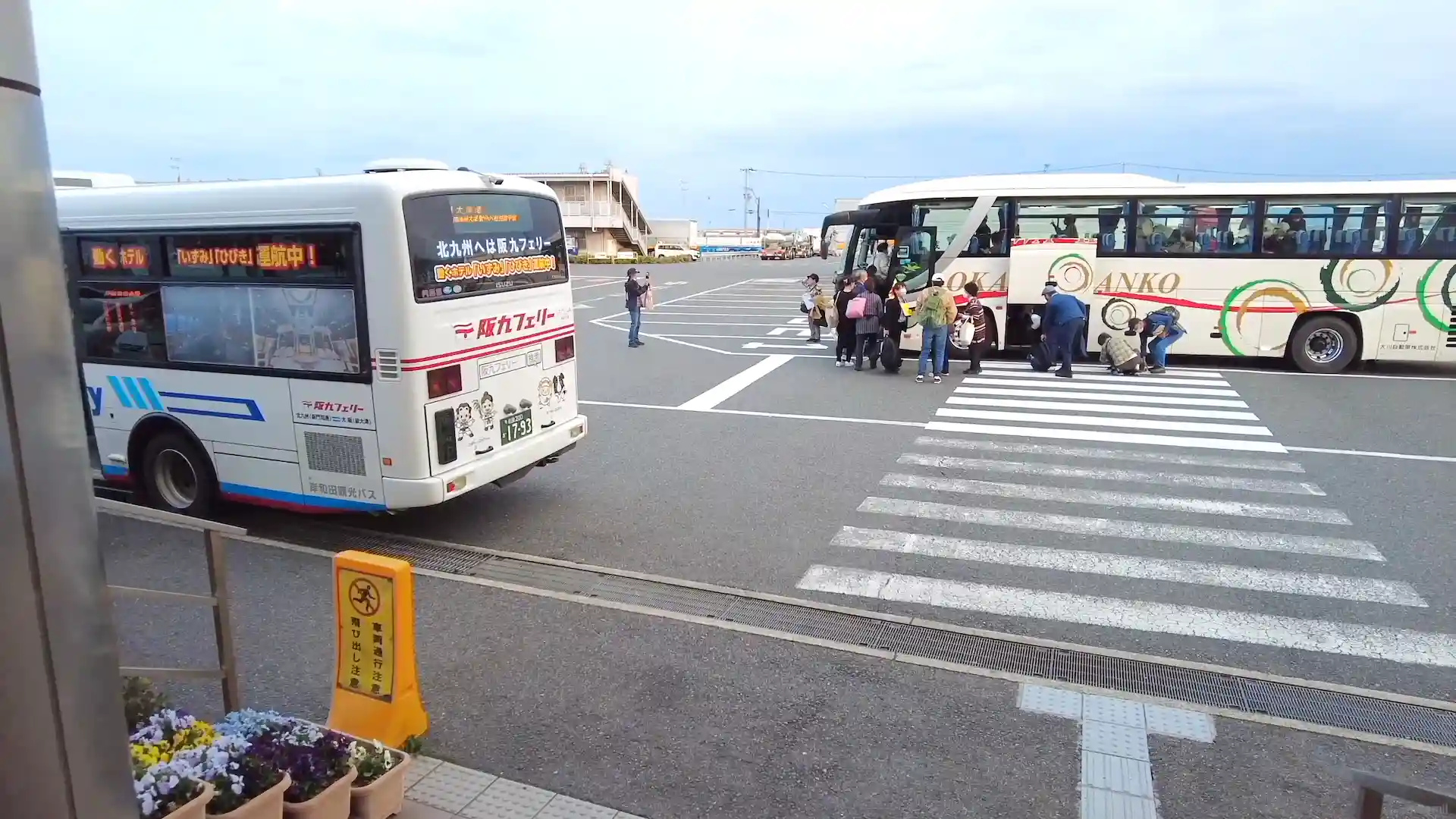 泉大津港の前で待機しているバス