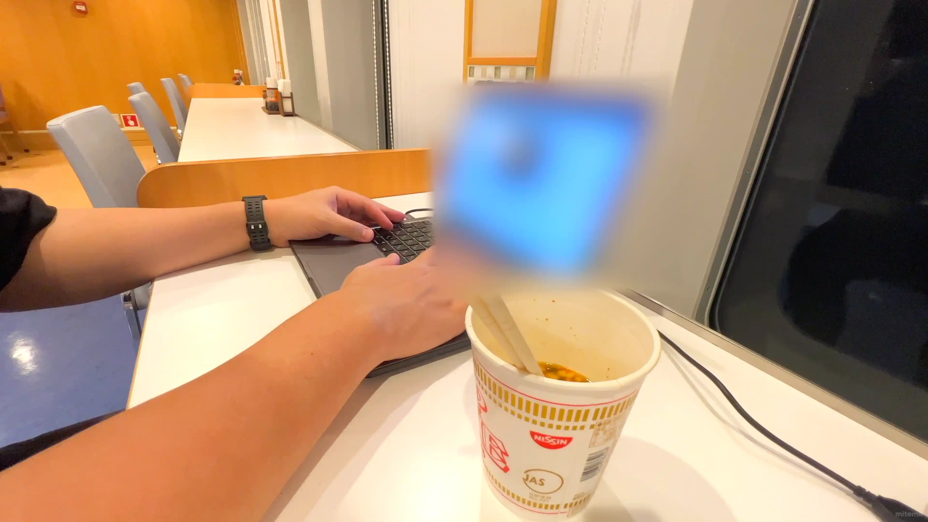 閉店後にフリースペース化したレストランでパソコン作業をしている様子