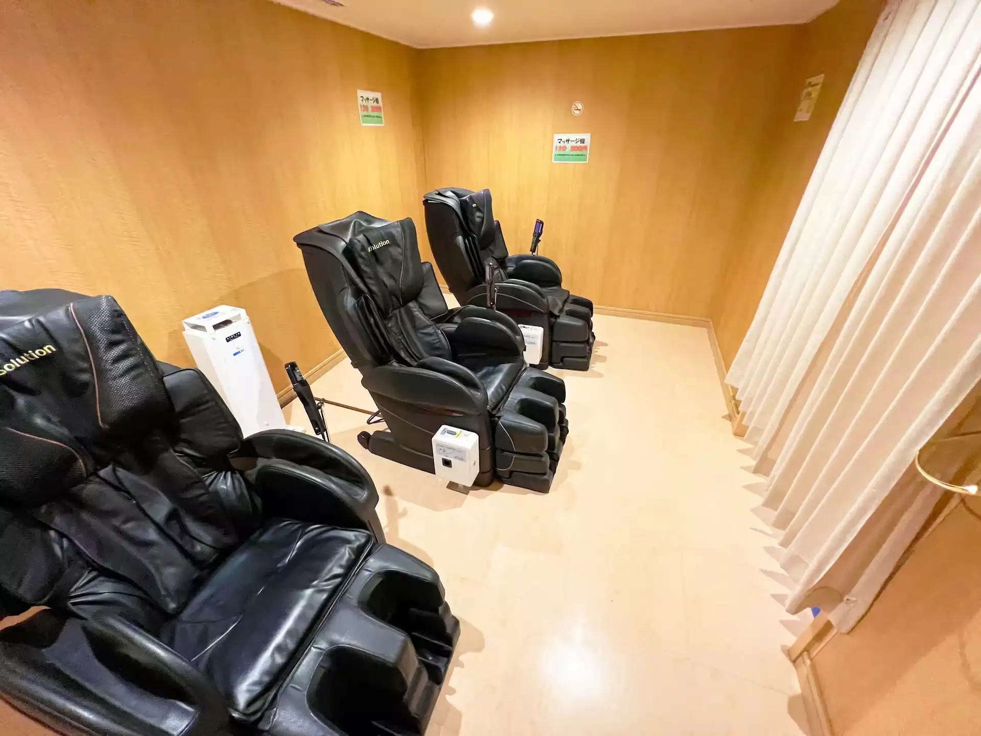 한큐 페리 Settsu 내부 휴식 공간에 배치된 마사지 의자