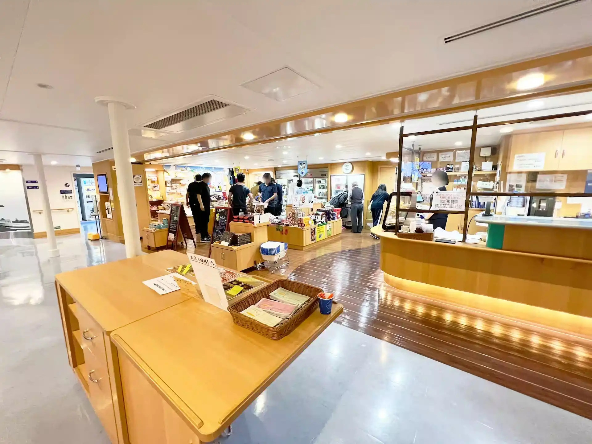 在阪九渡輪攝津號內的資訊中心與商店
