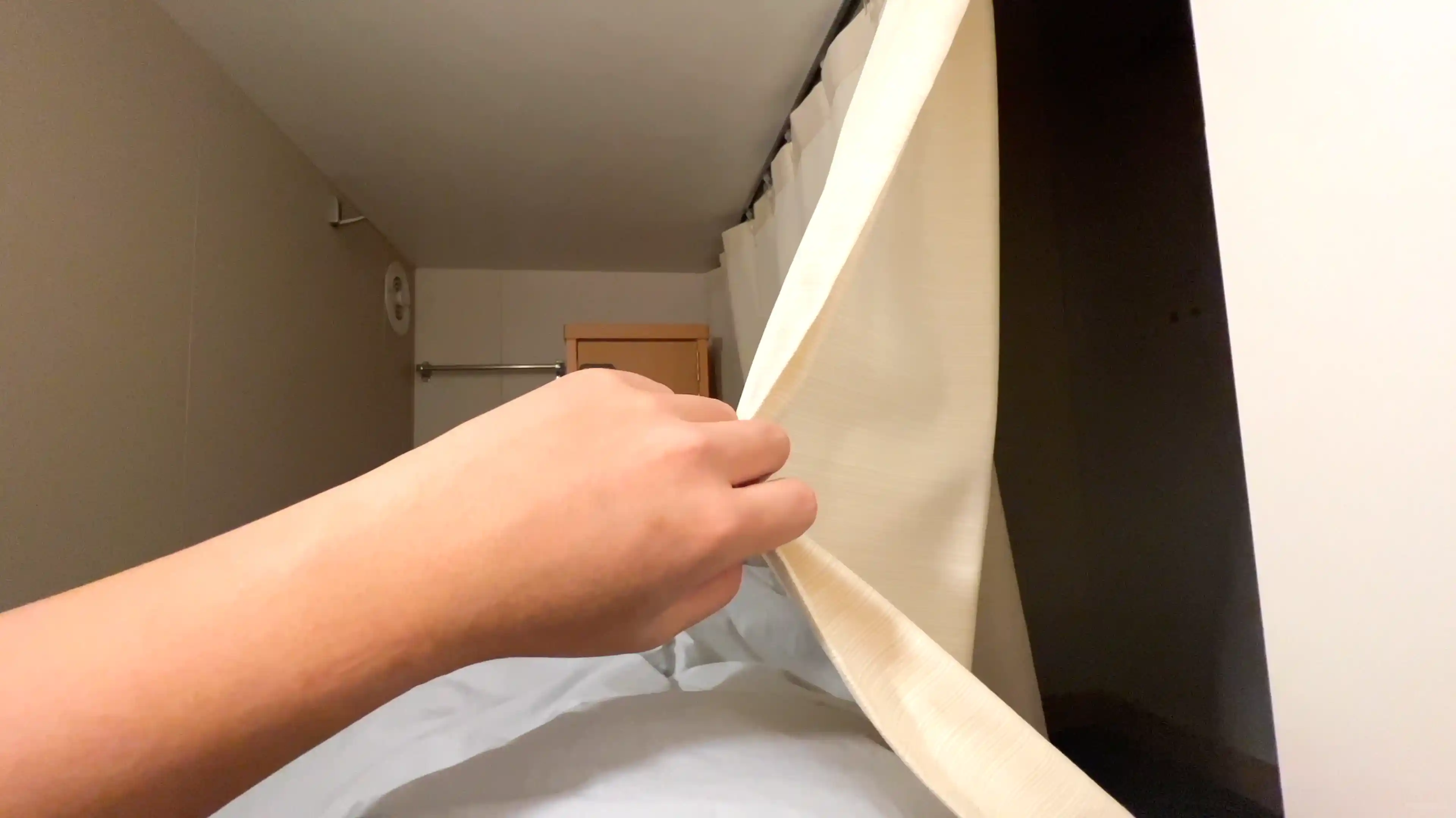 消灯時刻を迎えたスタンダード洋室のベッド