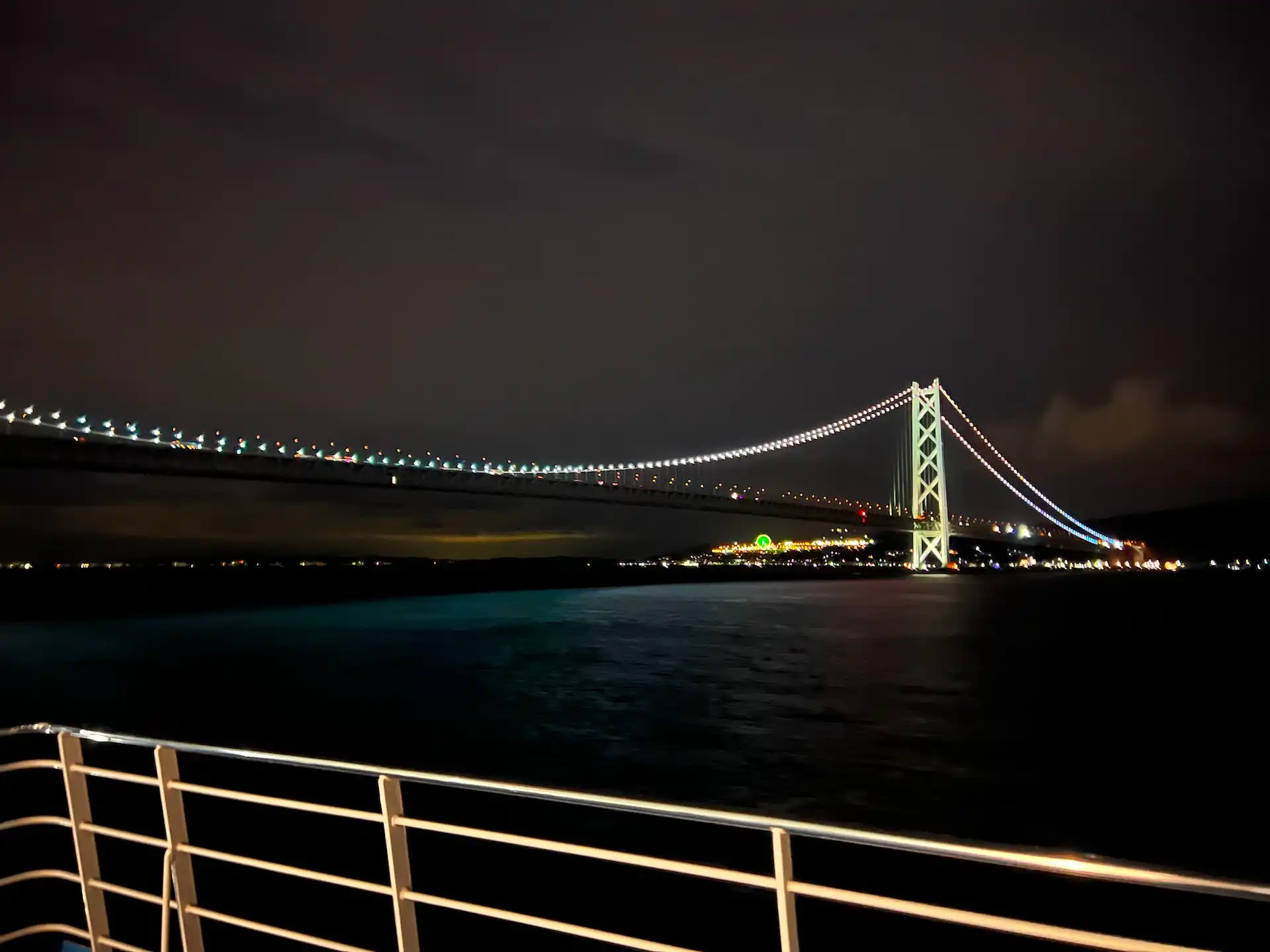 阪九フェリーやまと展望デッキから見えた明石海峡大橋