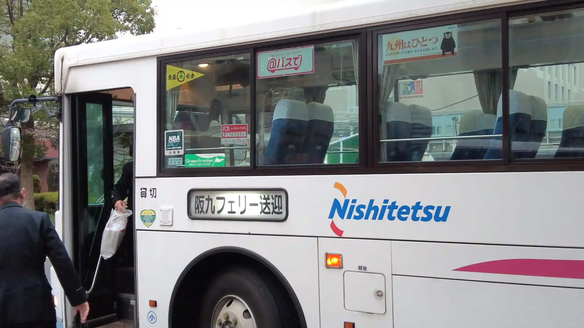 JR小倉駅前で停車している阪九フェリーの無料送迎バス