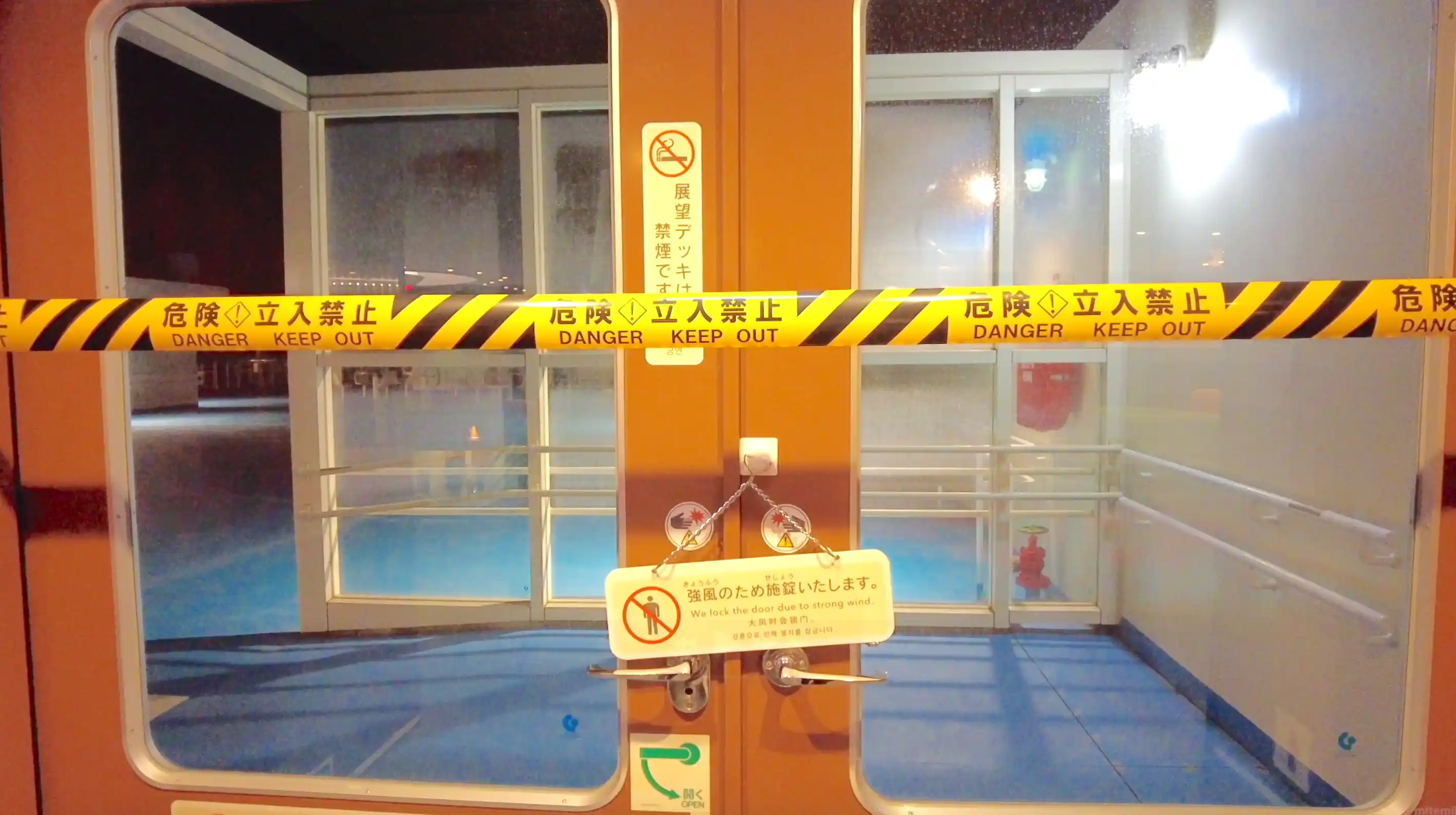 阪九フェリーやまと展望デッキに張られた立ち入り禁止のテープ