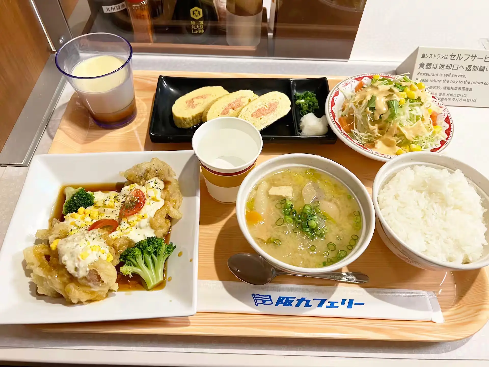 阪九フェリーやまと船内レストランの夕食が載ったプレート