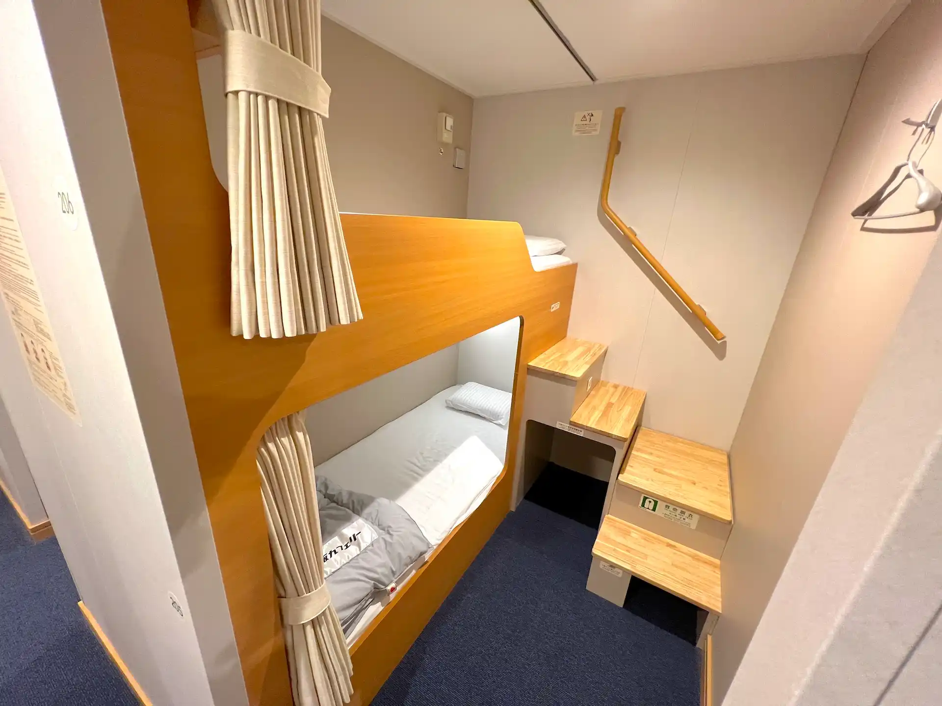 阪九フェリーやまと客室スタンダード洋室のベッド