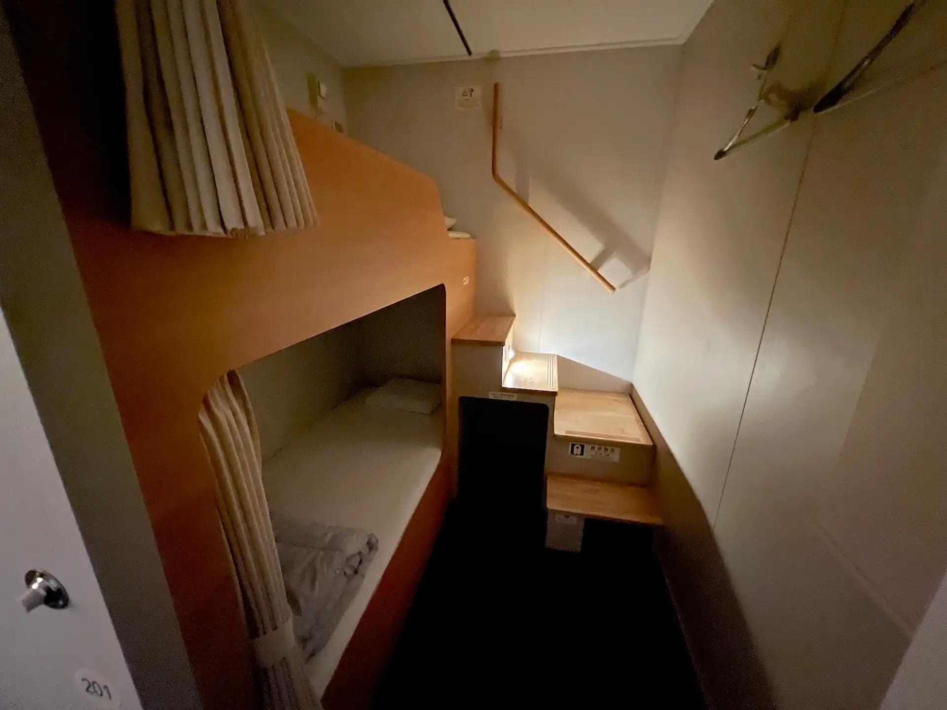 消灯時刻を迎えたスタンダード洋室のベッド