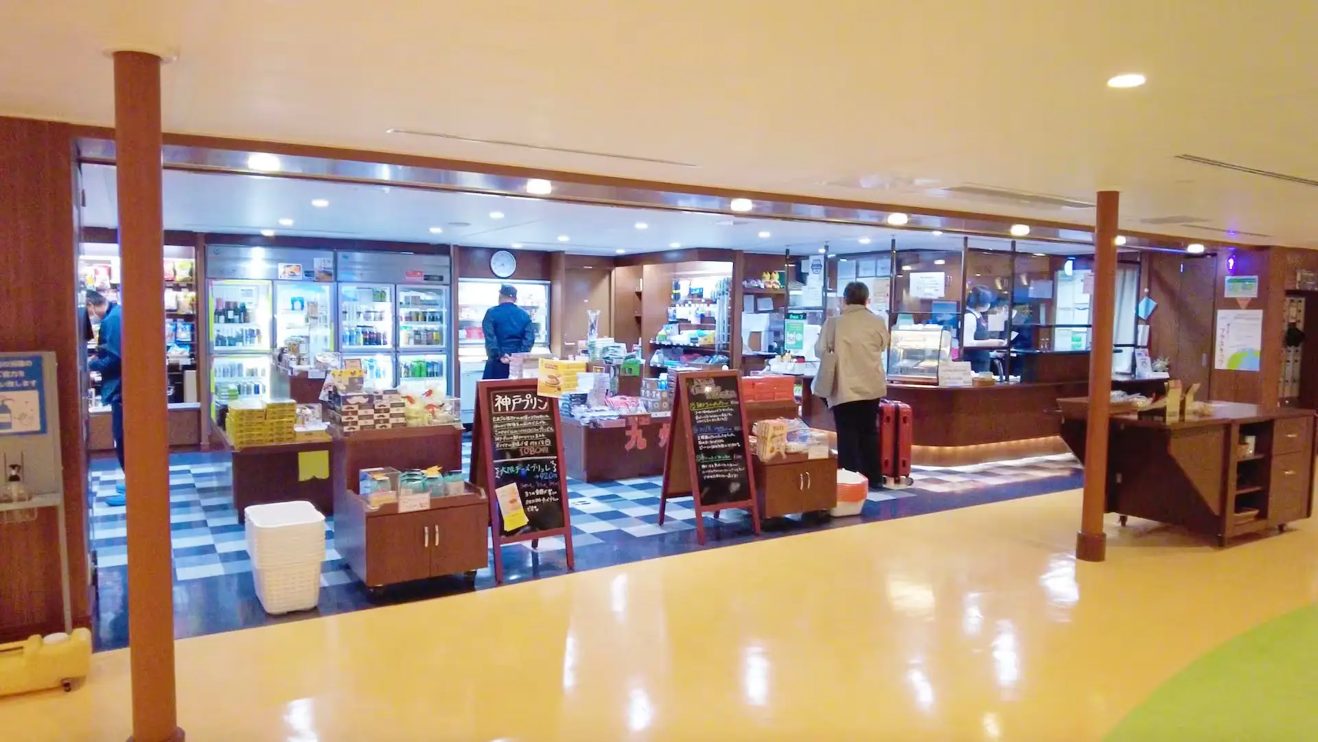 阪九渡輪大和號船內的服務台與商店