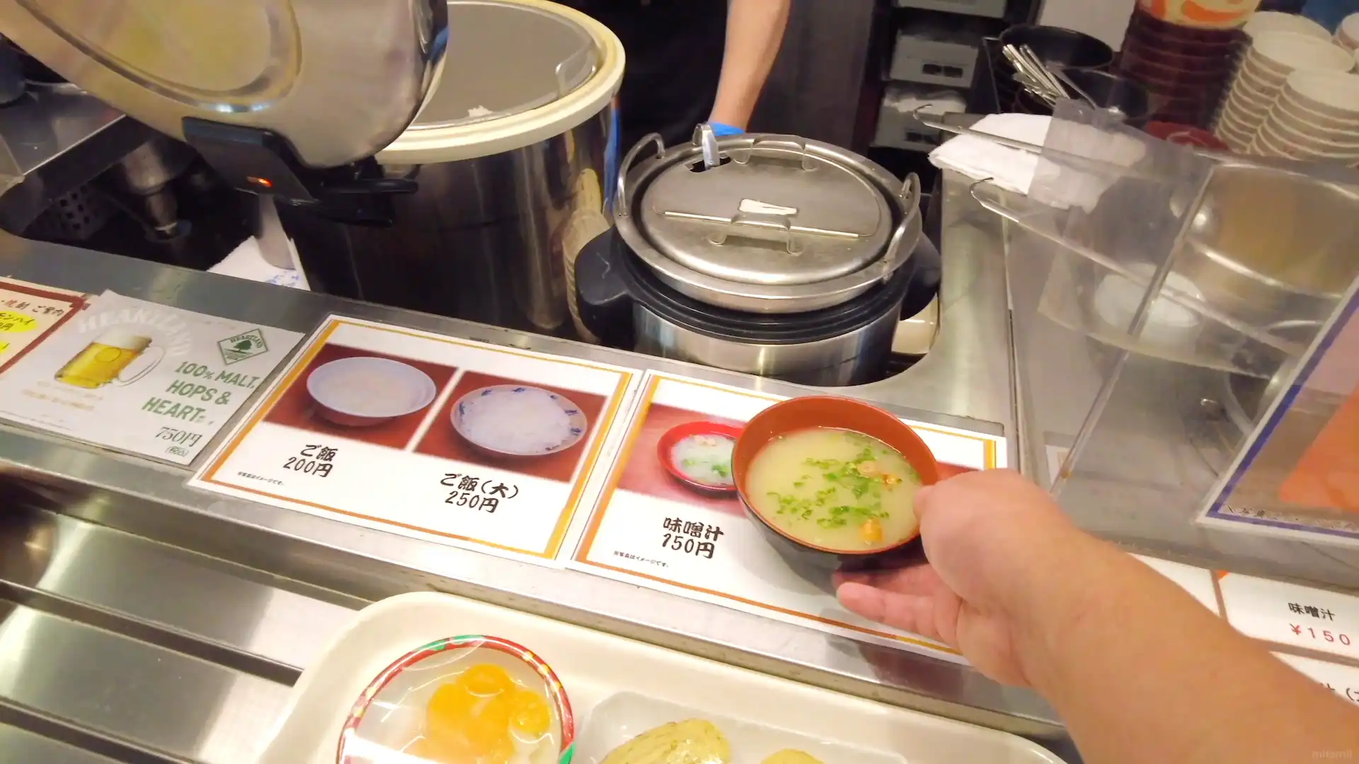 船内レストランで注文した味噌汁を受け取っている様子