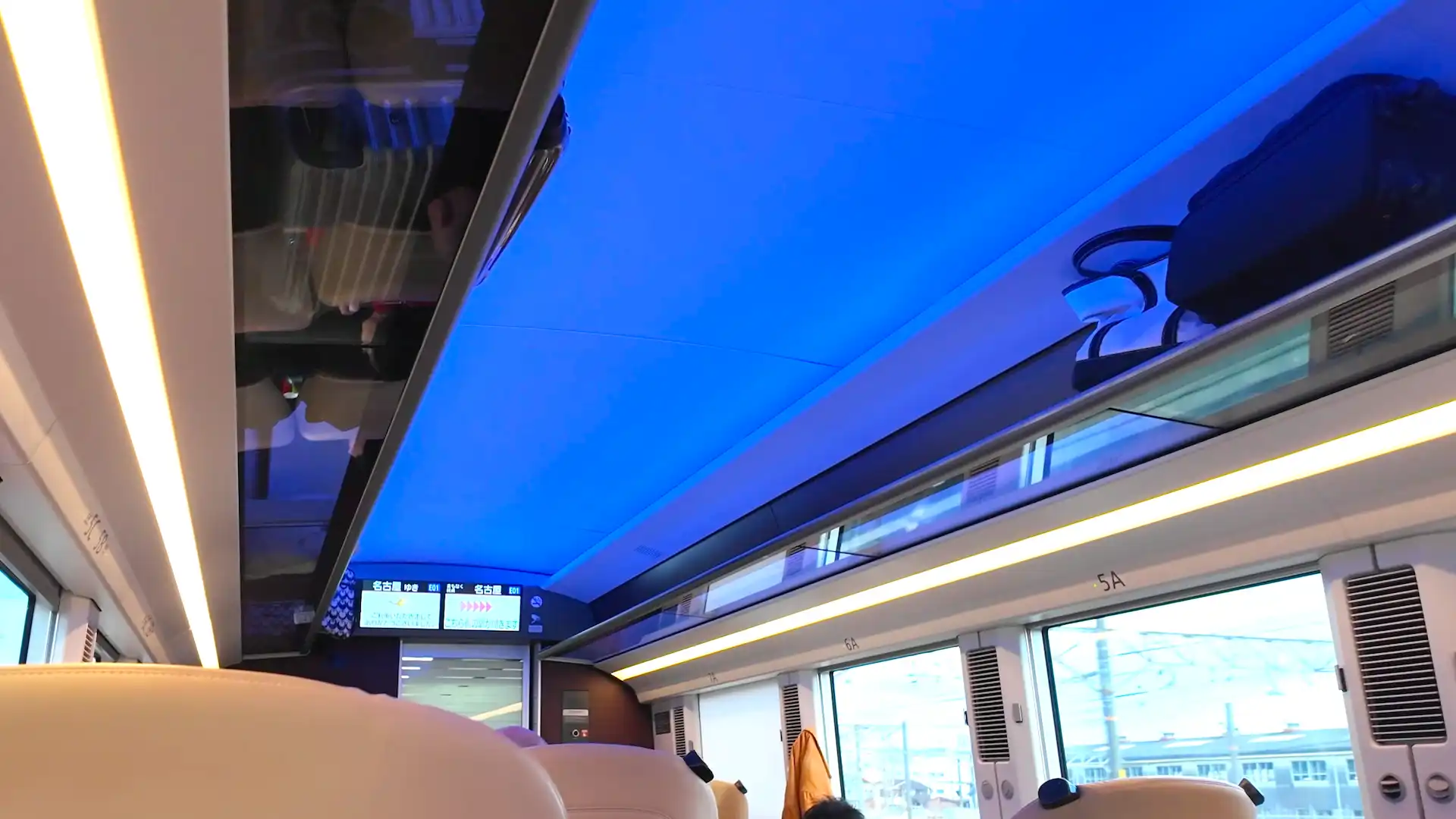 到着5分前に天井の色が青に変わった特急ひのとりプレミアムシート車内