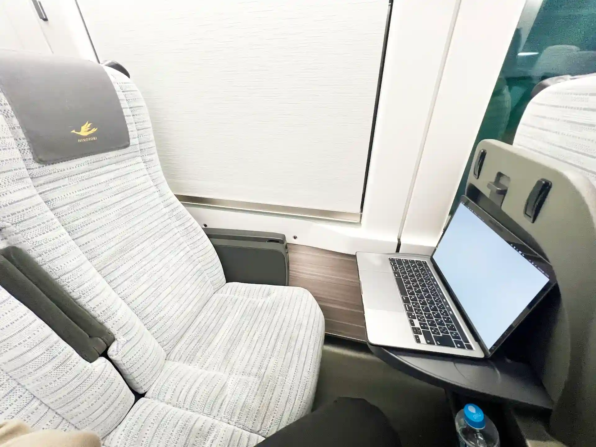特急ひのとりレギュラーシートの机で展開したノートPC