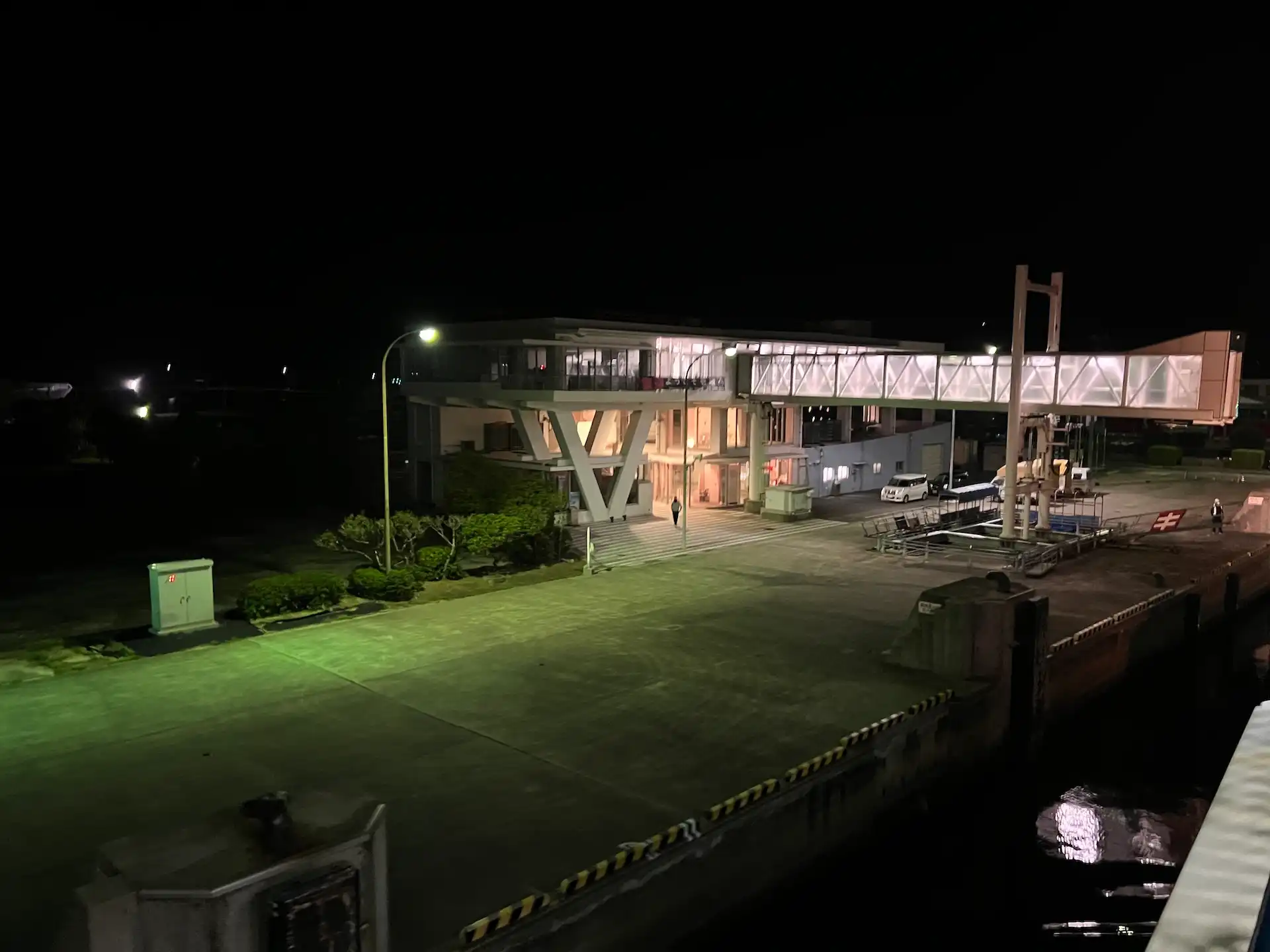 船の上から見た壱岐島の芦辺港フェリーターミナル