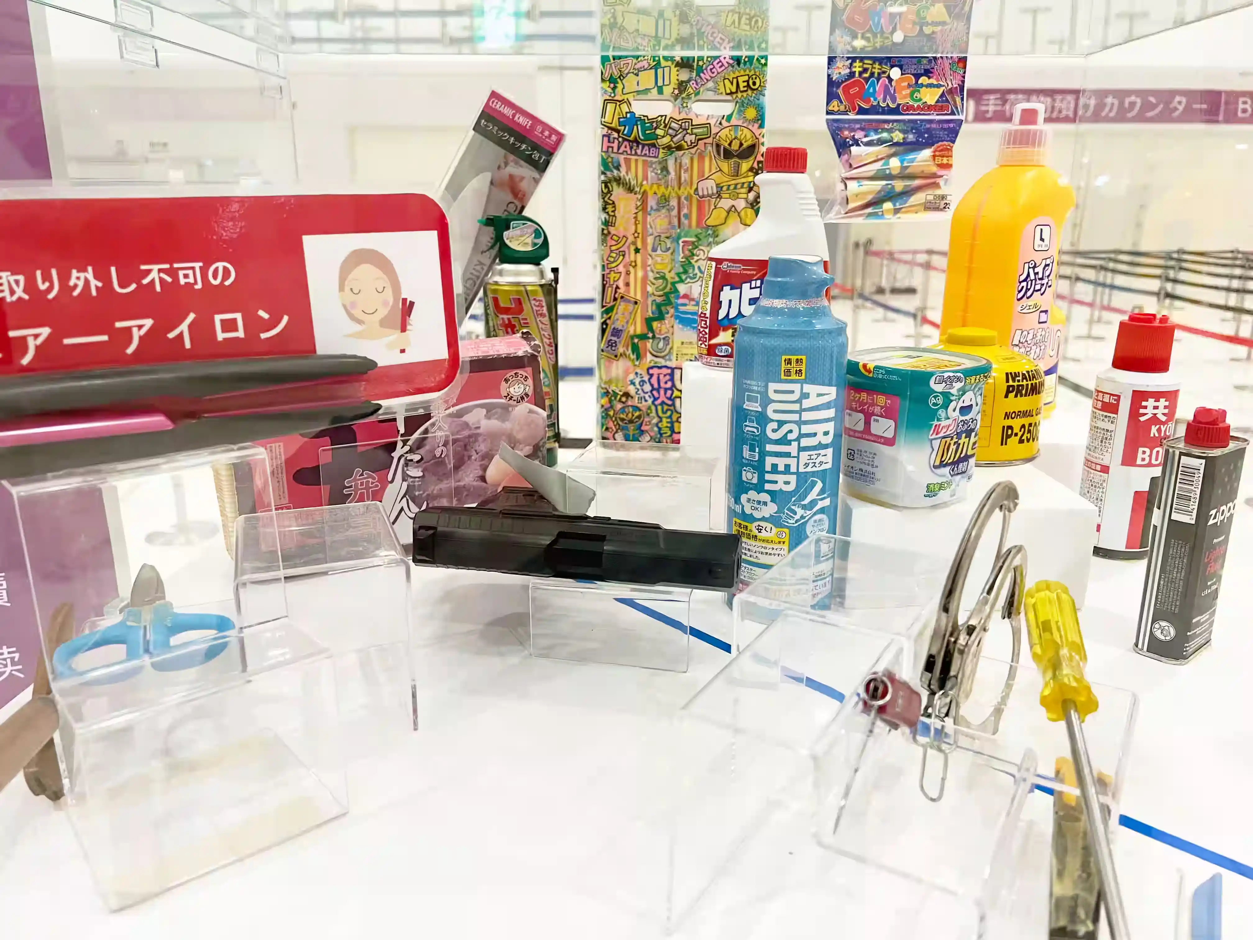 関西空港第2ターミナルのピーチ機内持ち込み禁止物ショーケース