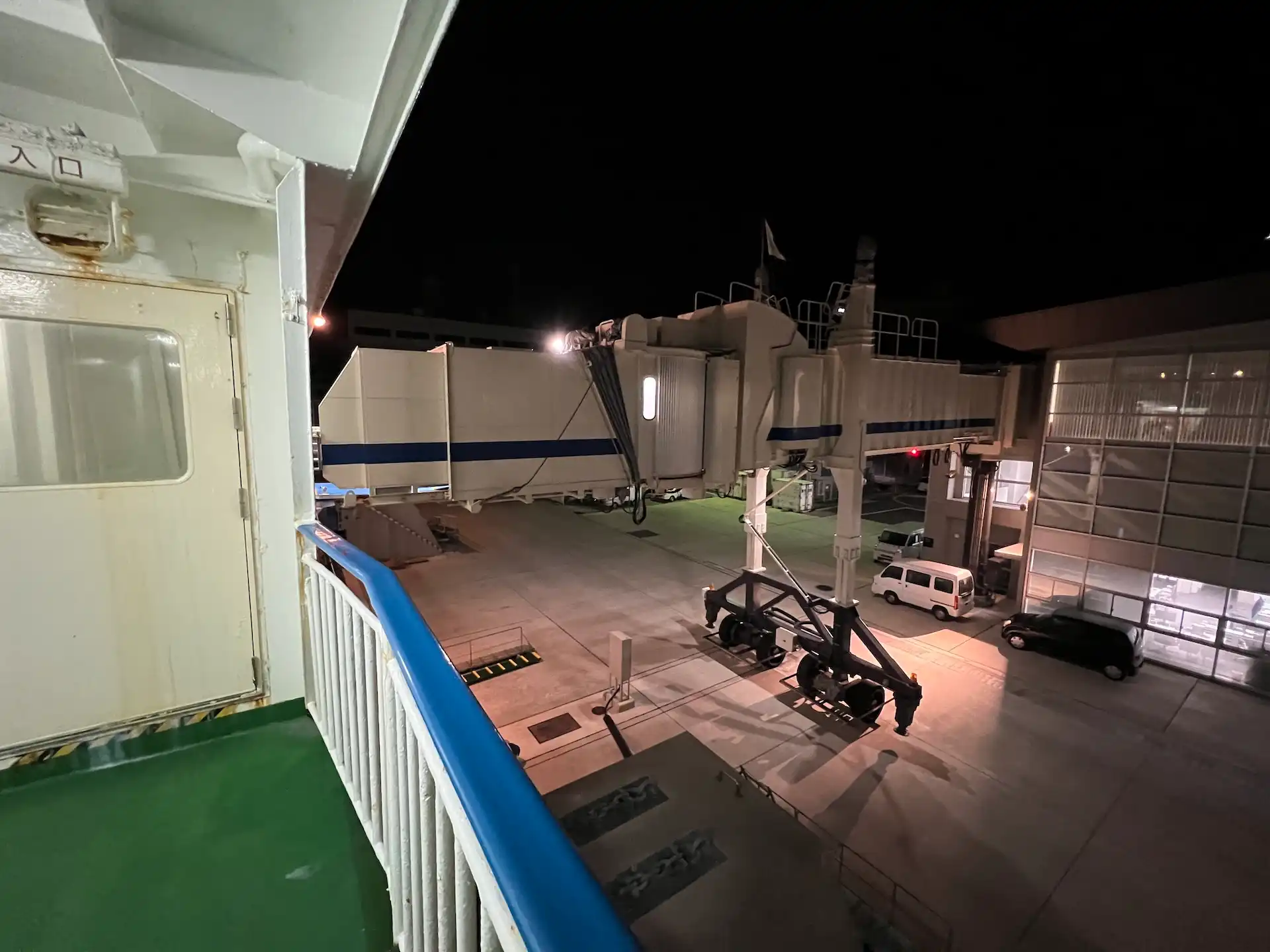 対馬の厳原港フェリーターミナルの可動橋