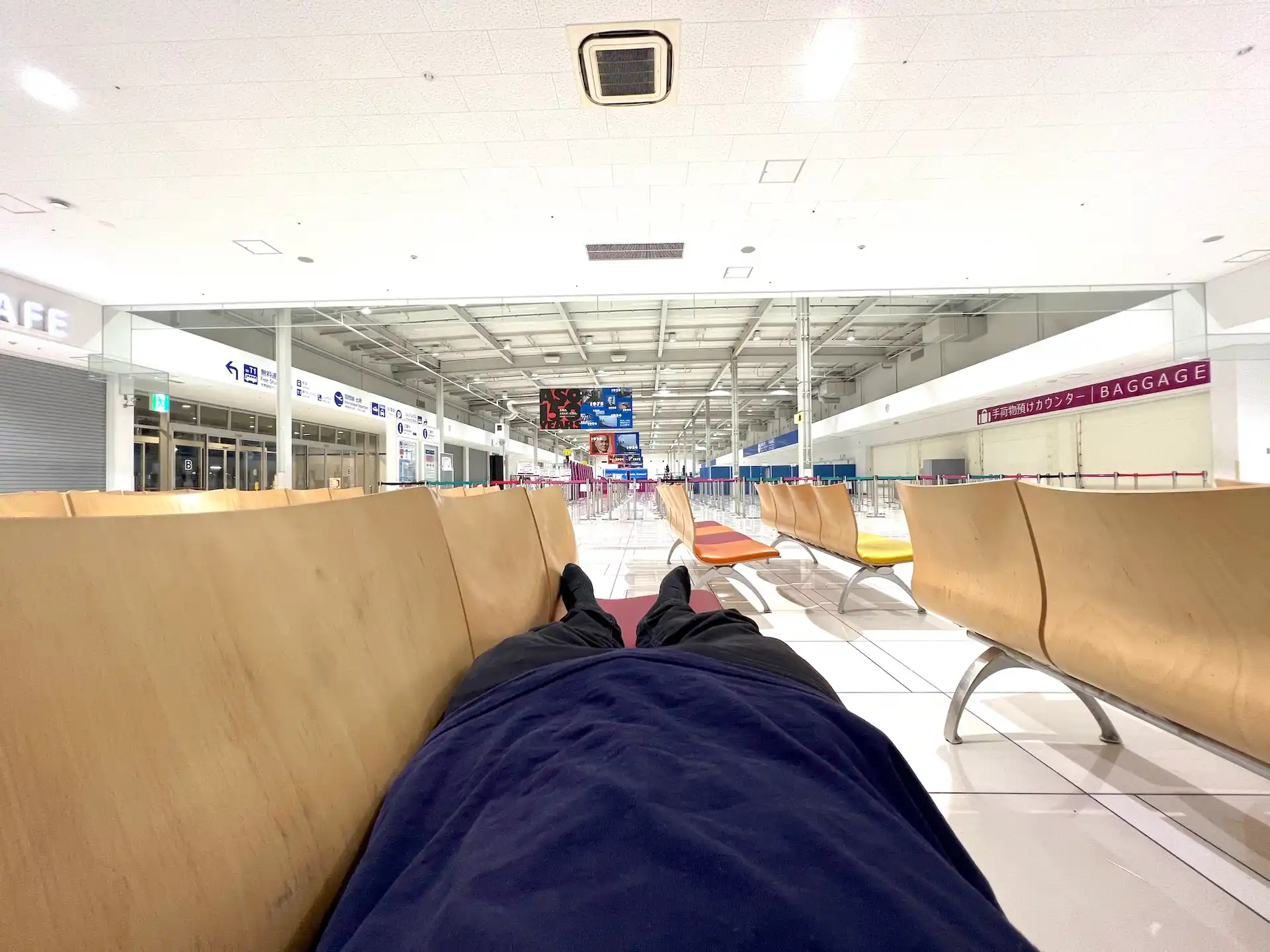 関西空港第二ターミナルのベンチで横になっている様子