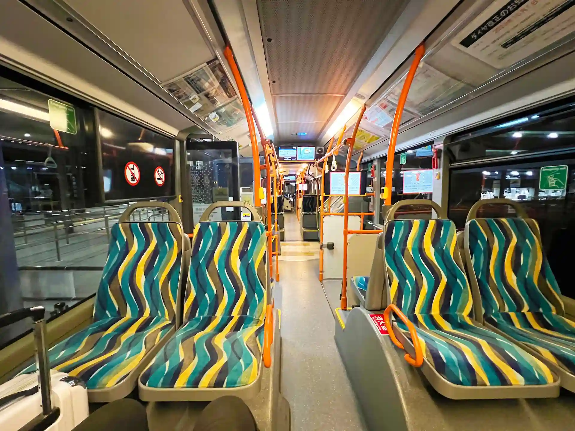 関西空港で運行されているメルセデス・ベンツ製の連絡バス「シターロG」の車内