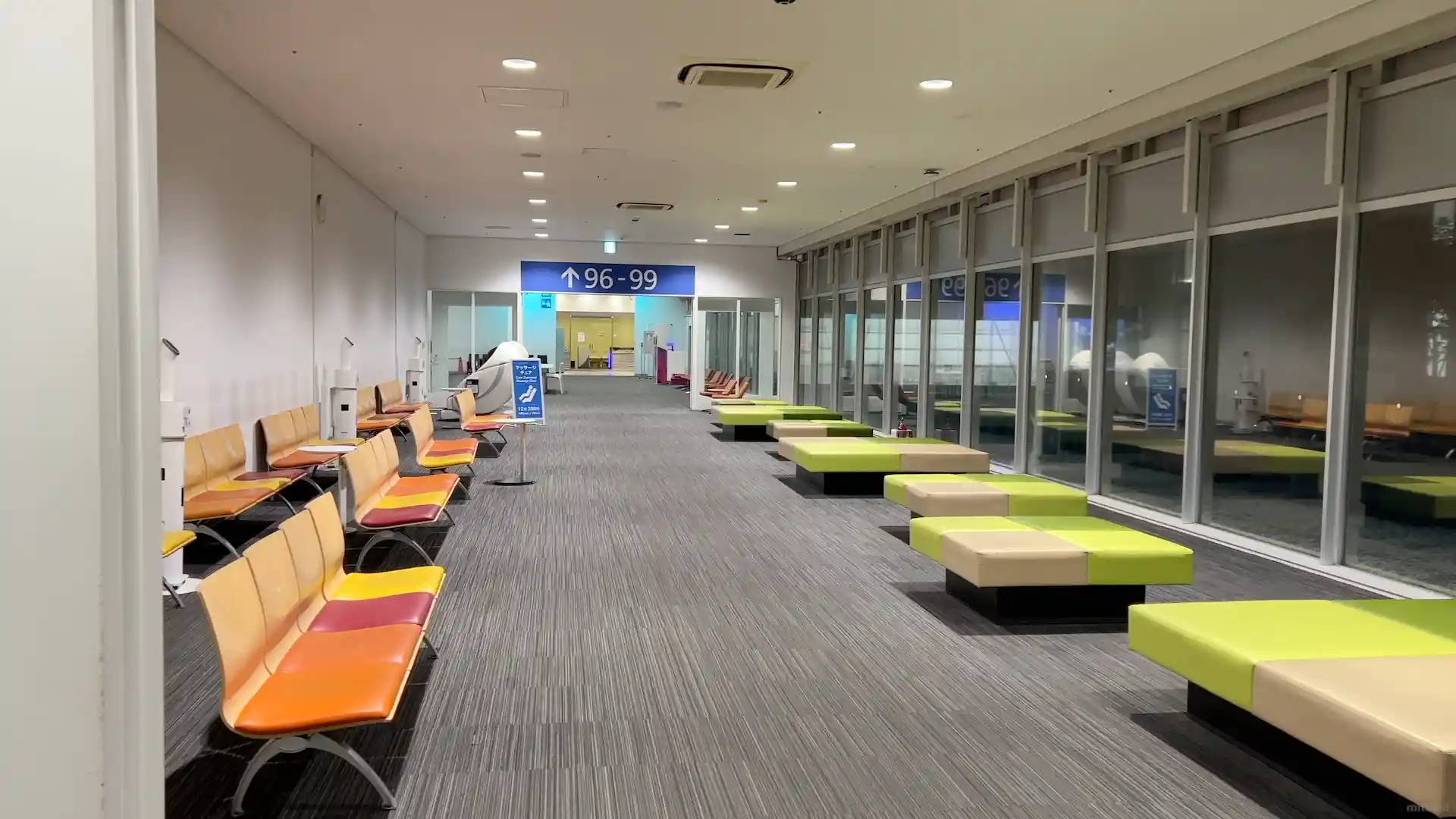 関西空港第二ターミナルの国内ゲート内の待機場