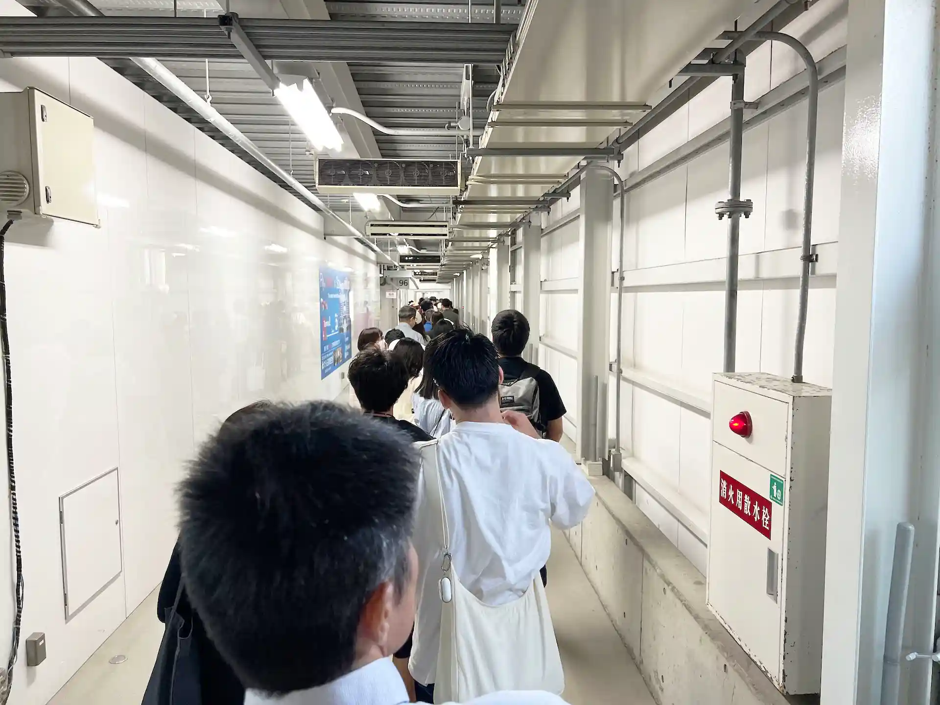 搭乗ゲート内の通路にできた長蛇の列