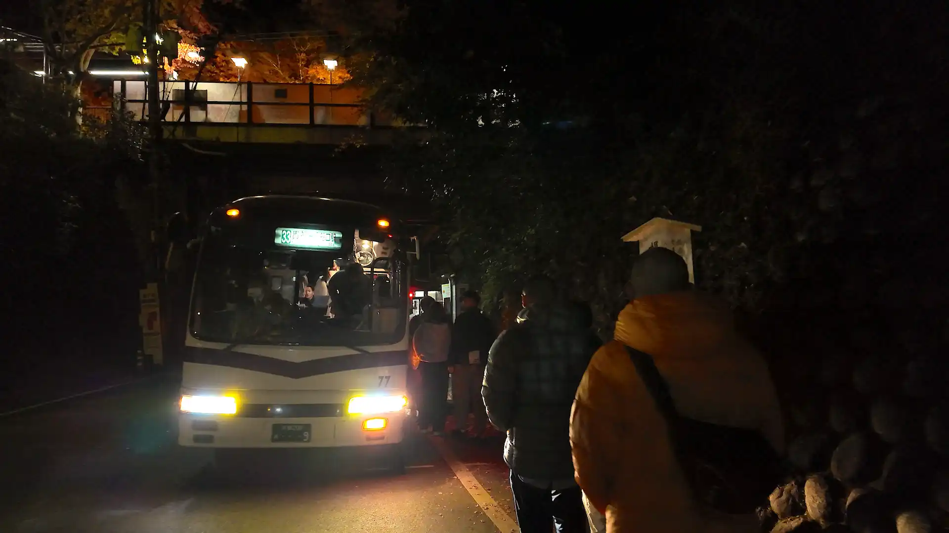 貴船口駅前で待機していた貴船神社行きのバス