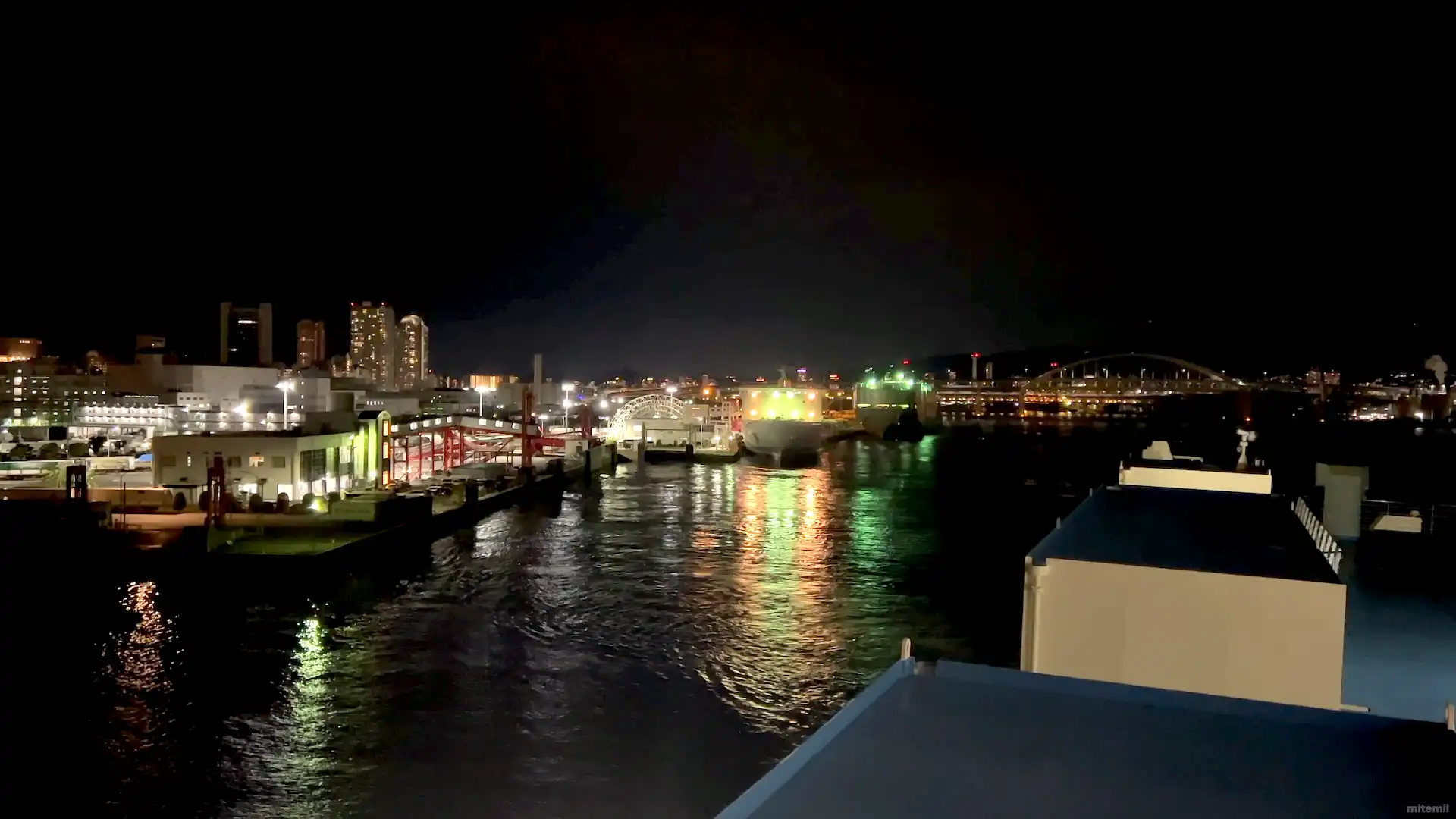 阪九フェリーやまと展望デッキから見る神戸港での出航風景